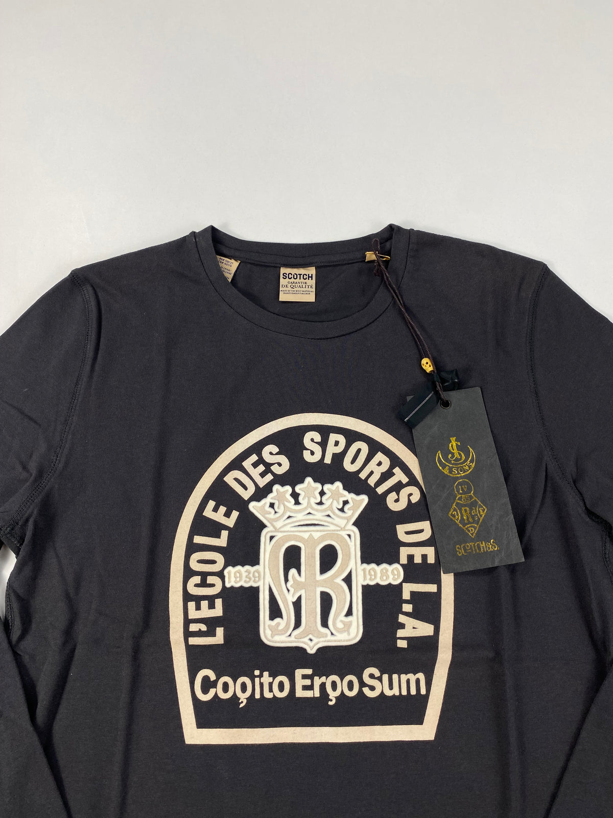 Scotch & Soda Maglia Manica Lunga Grigio Antracite con Stampa Cogito Ergo Sum – foto 3 di 6
