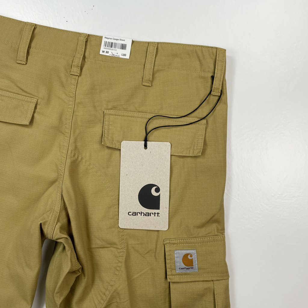 Carhartt short cargo senape — dettaglio logo — IlBotteghino