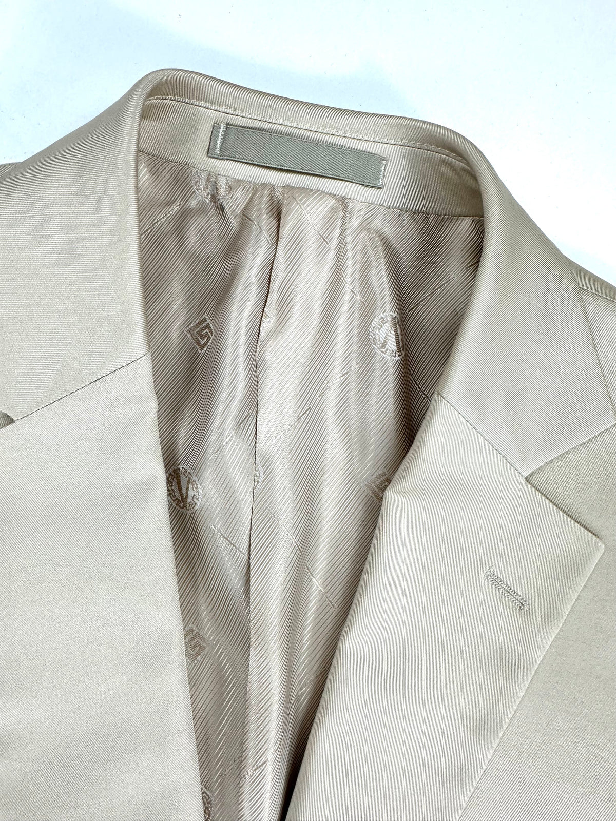 Interno del collo della giacca Versace Collection con fodera jacquard tono su tono