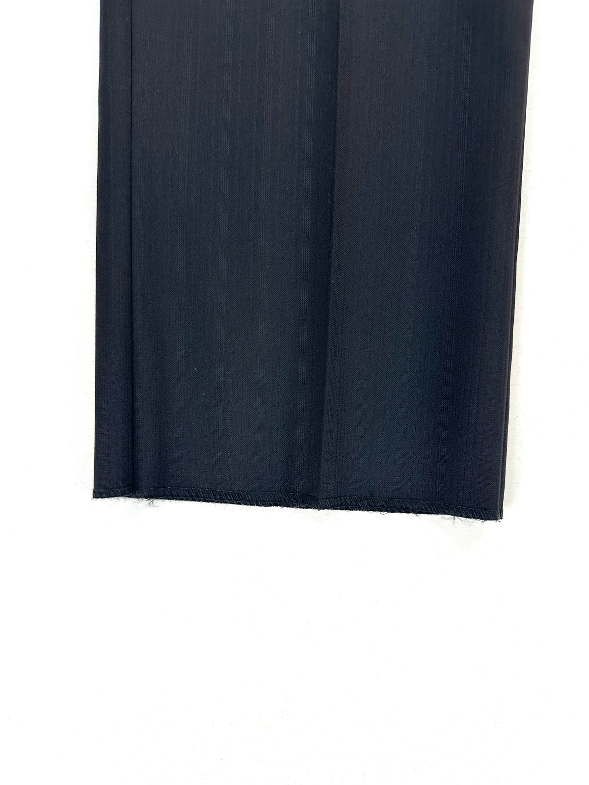 Dettaglio del fondo grezzo del pantalone Canali, con l'orlo ancora da fare