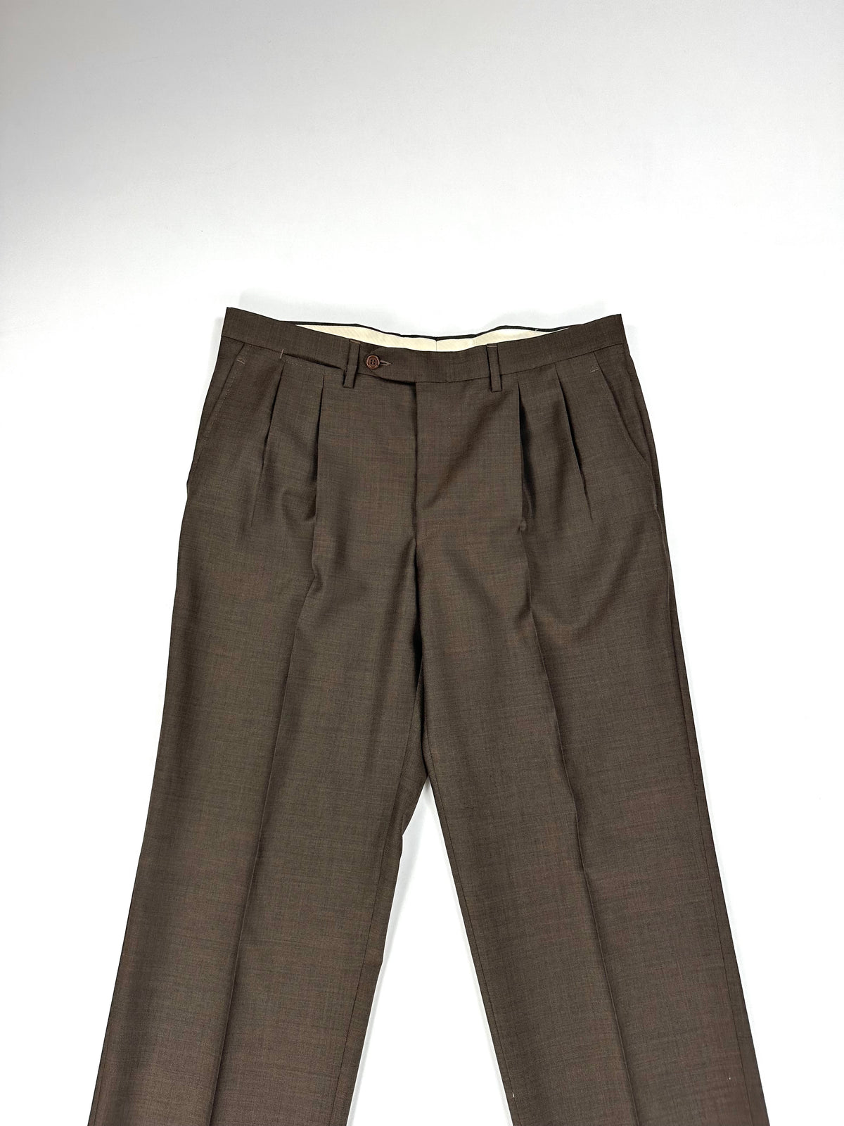 Parte alta del pantalone Garrett's con le pince e la piega centrale
