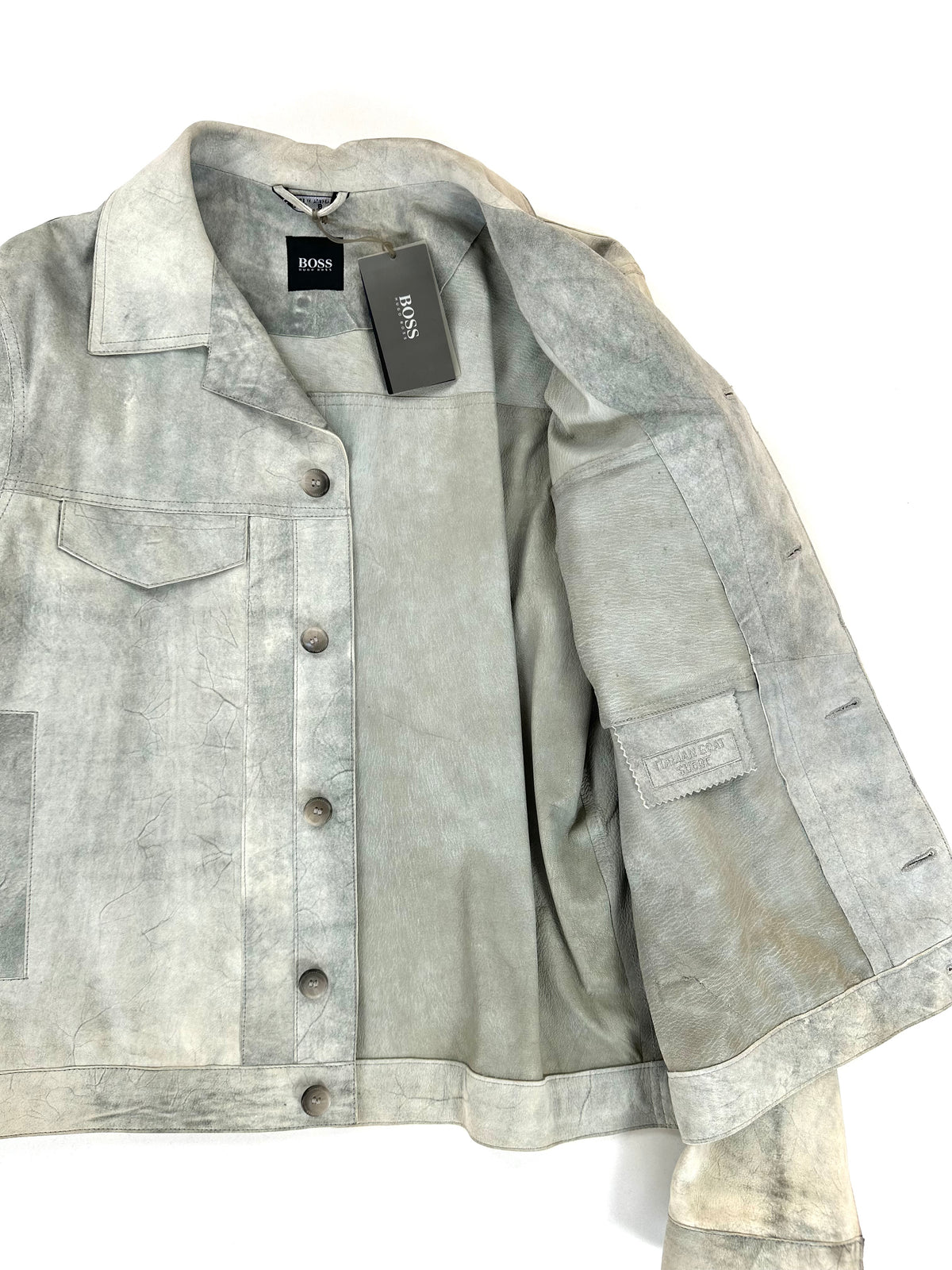 Giacca Hugo Boss aperta con etichetta BOSS al collo e cartellino originale ancora applicato