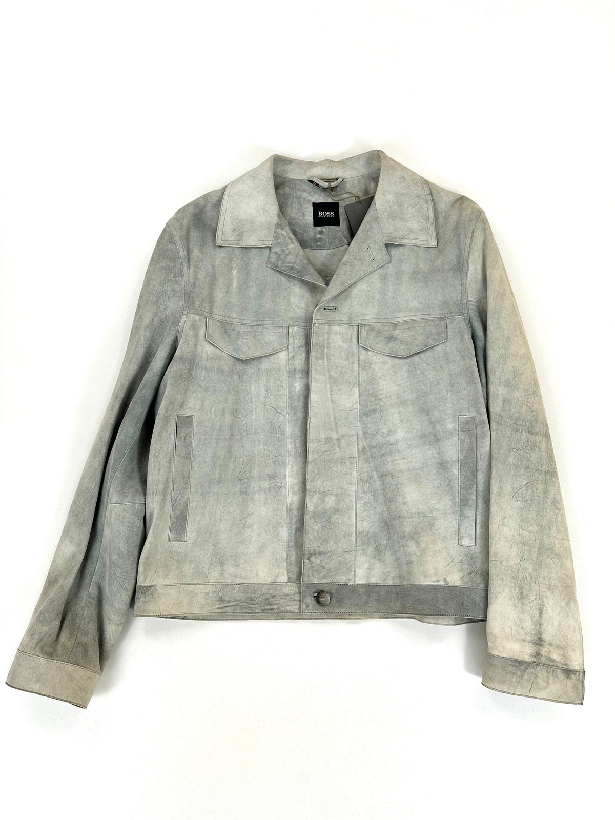 Giacca trucker Hugo Boss in camoscio di capra grigio ghiaccio, vista frontale intera, taglia IT 52