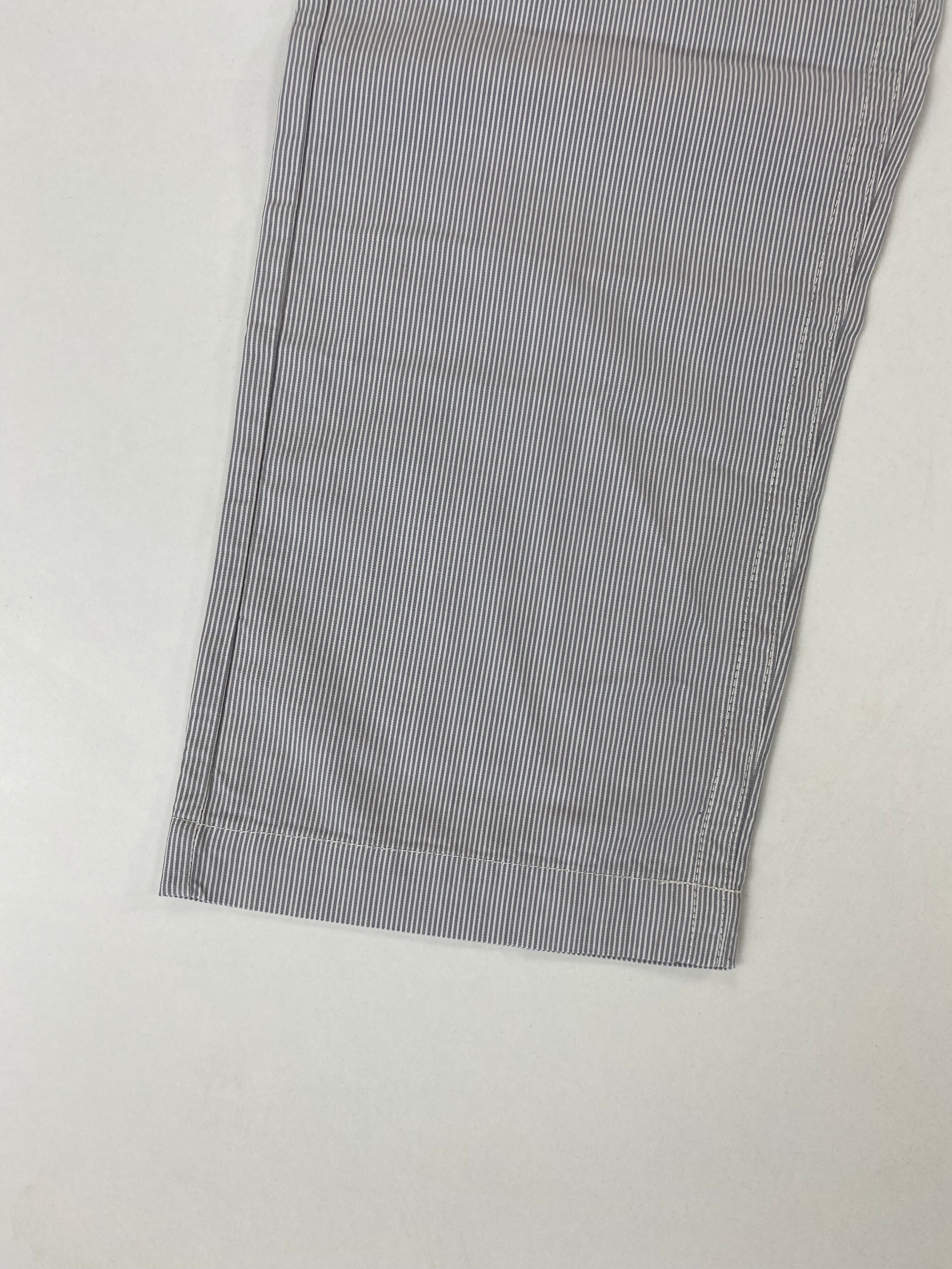 Pantalone Hugo Boss Michigan bianco righe grigie, dettaglio placchetta logo frontale
