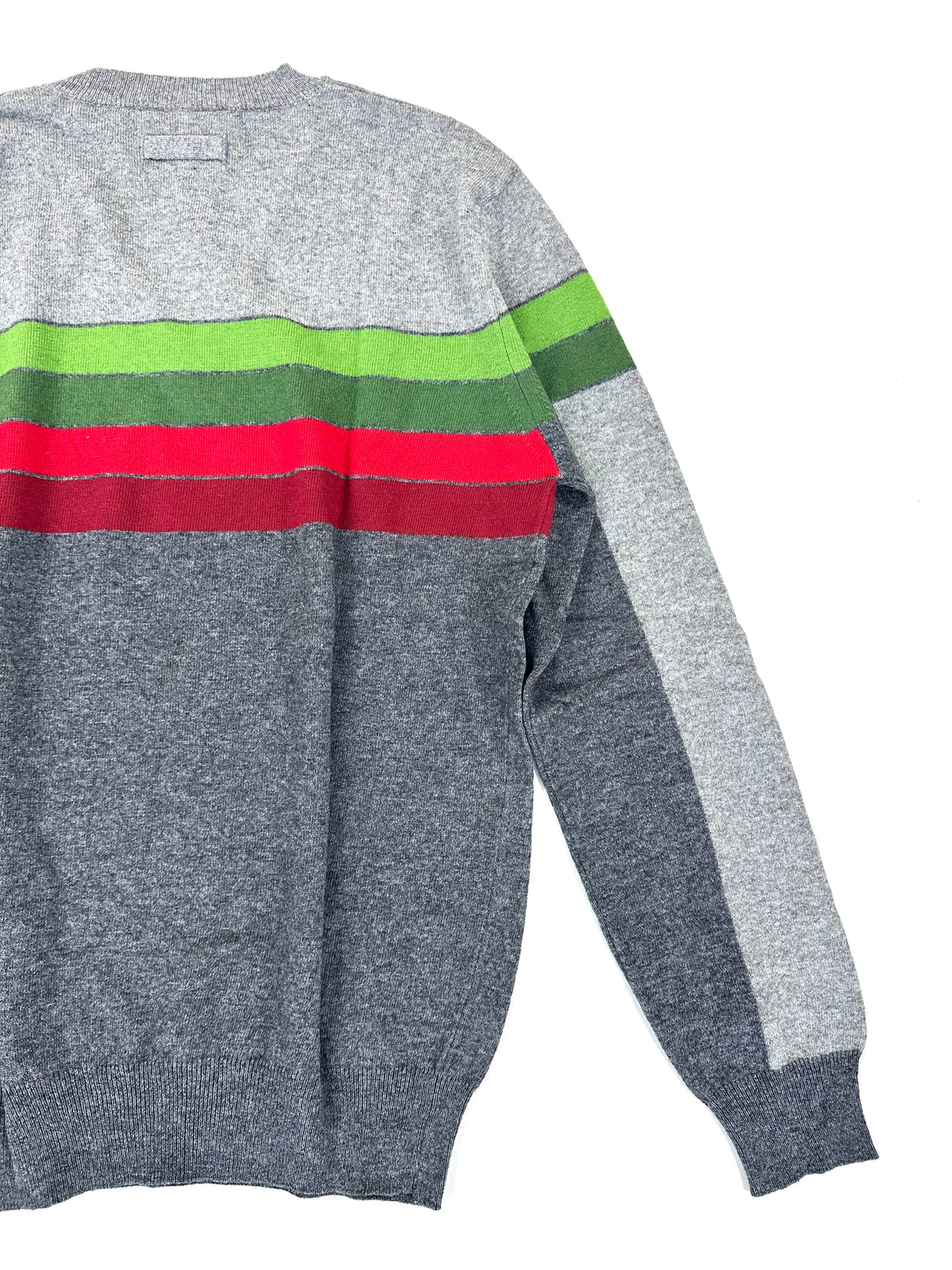 Retro del maglione in primo piano, con il contrasto tra grigio chiaro e grigio scuro
