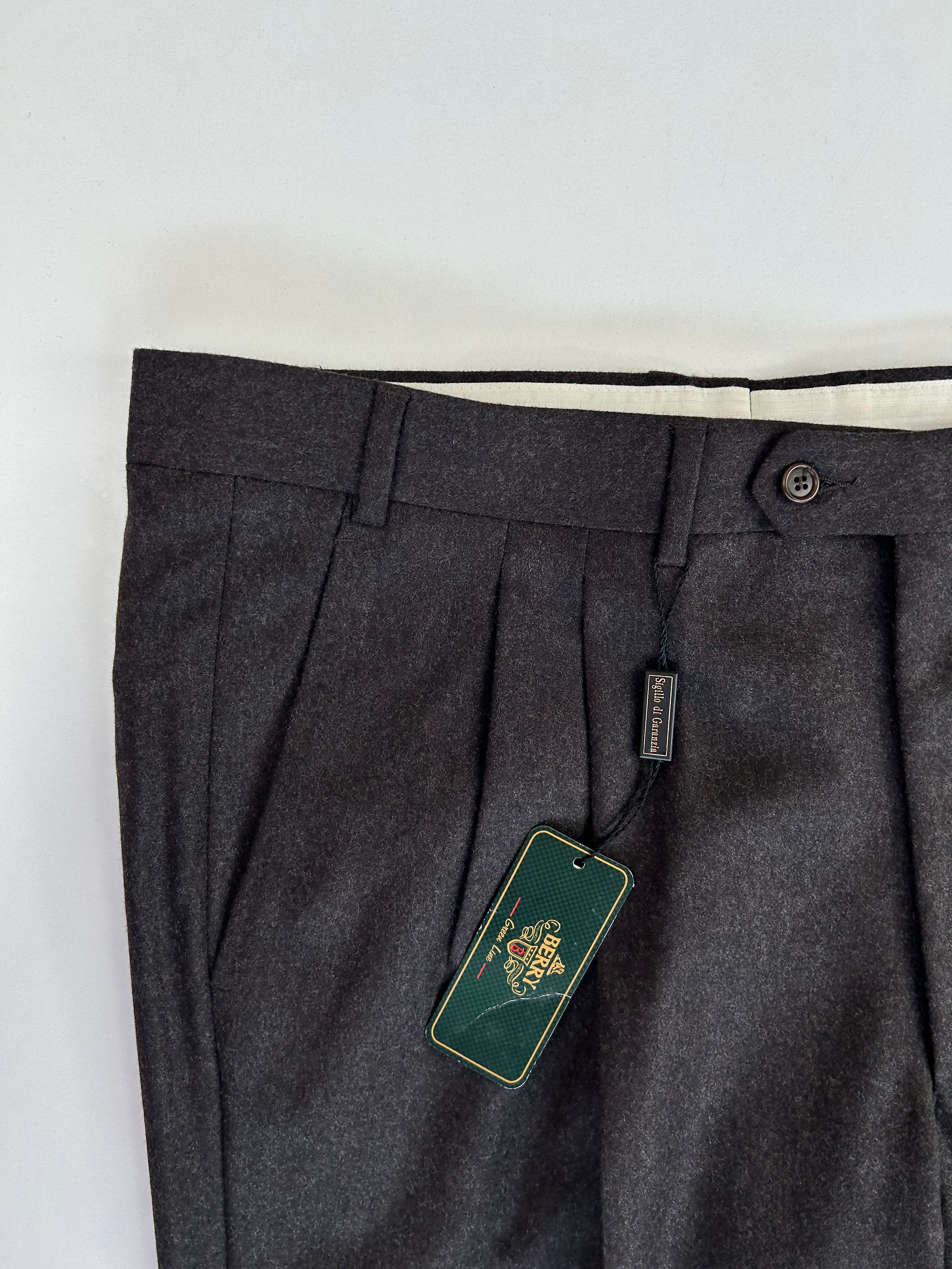 Berry pantalone marrone fango — dettaglio tessuto — IlBotteghino