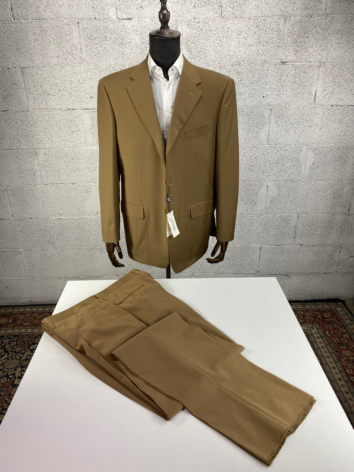 Completo Garrett's cammello esposto su manichino, con il pantalone piegato accanto