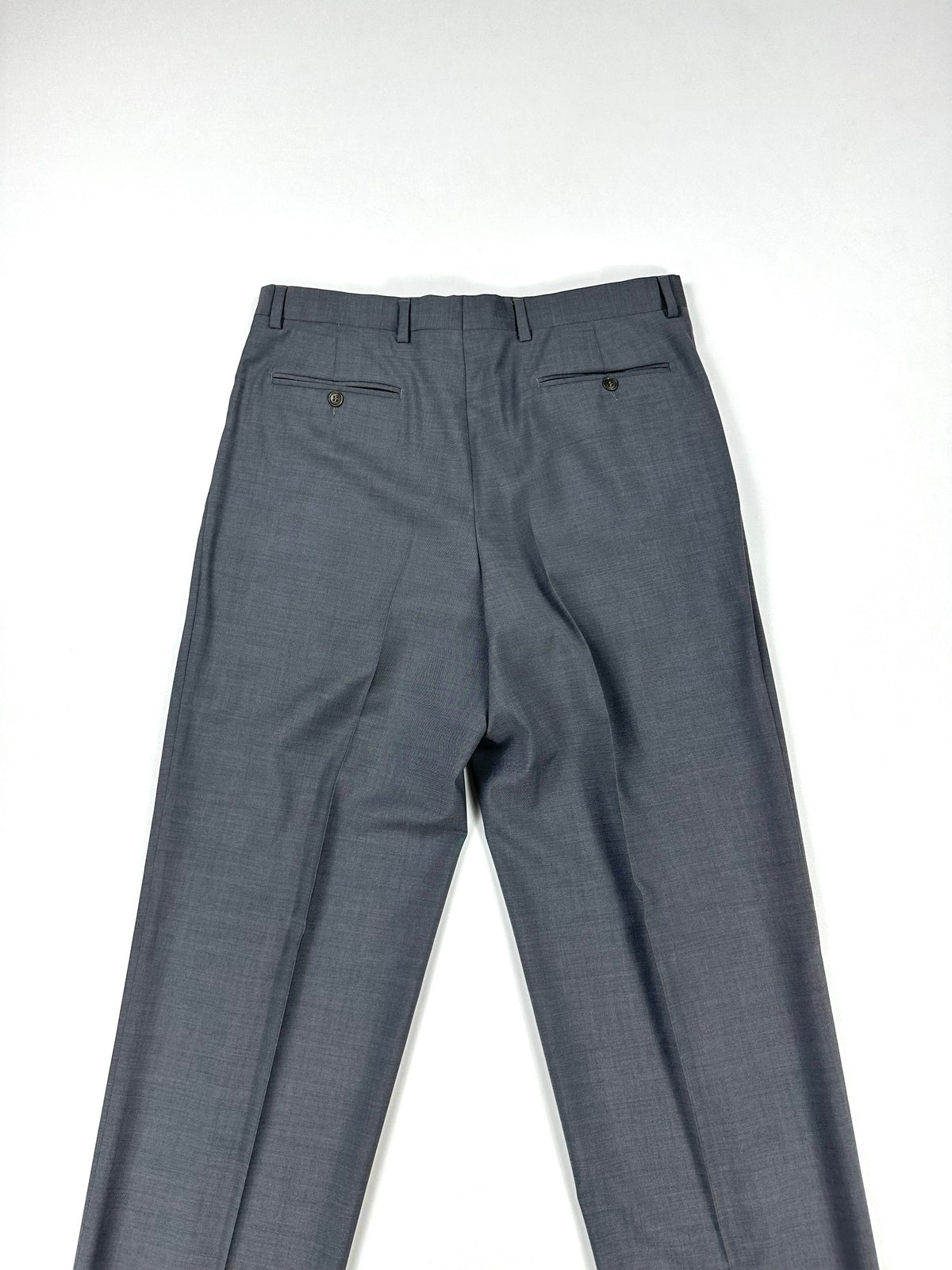 Retro del pantalone grigio con le tasche posteriori