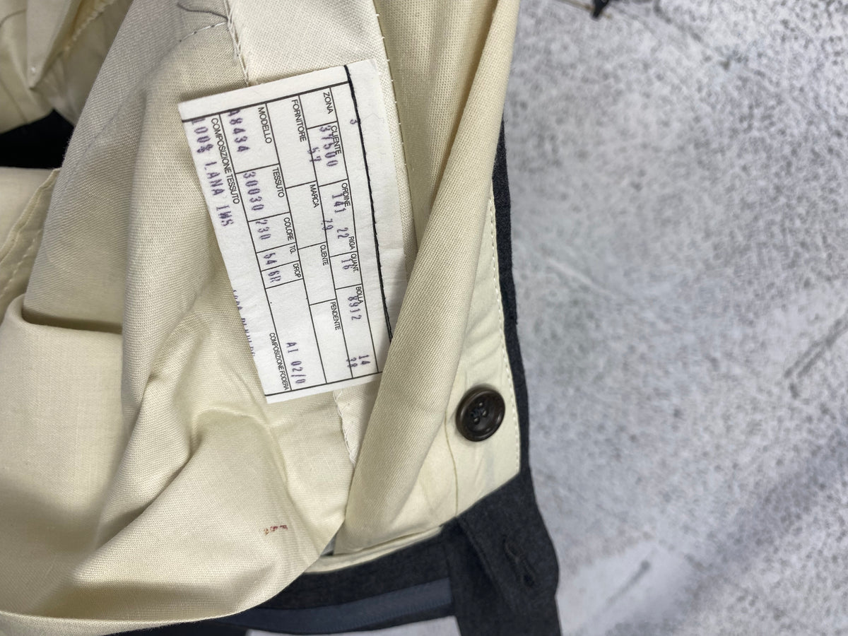 Scheda di commessa sulla fodera avorio del pantalone Garrett's