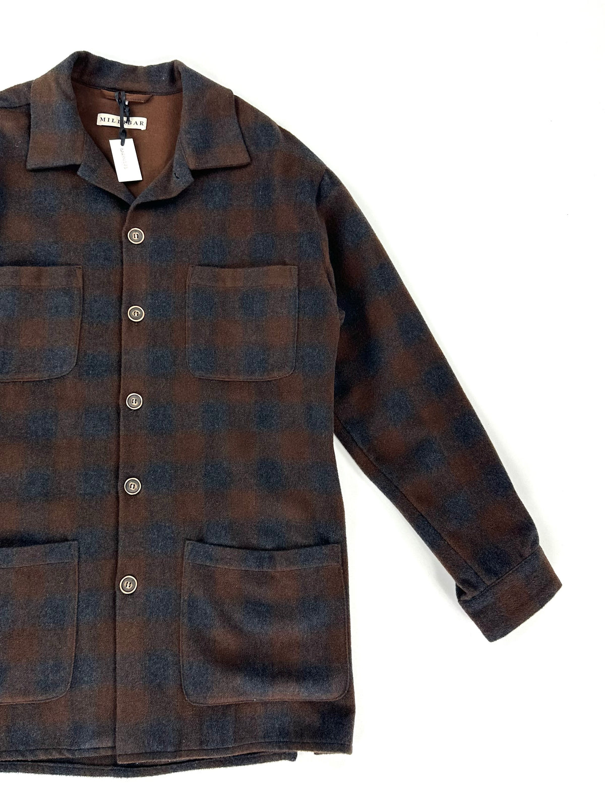 Parte alta della camicia giacca Millibar: collo a camicia, bottoni e tasche al petto