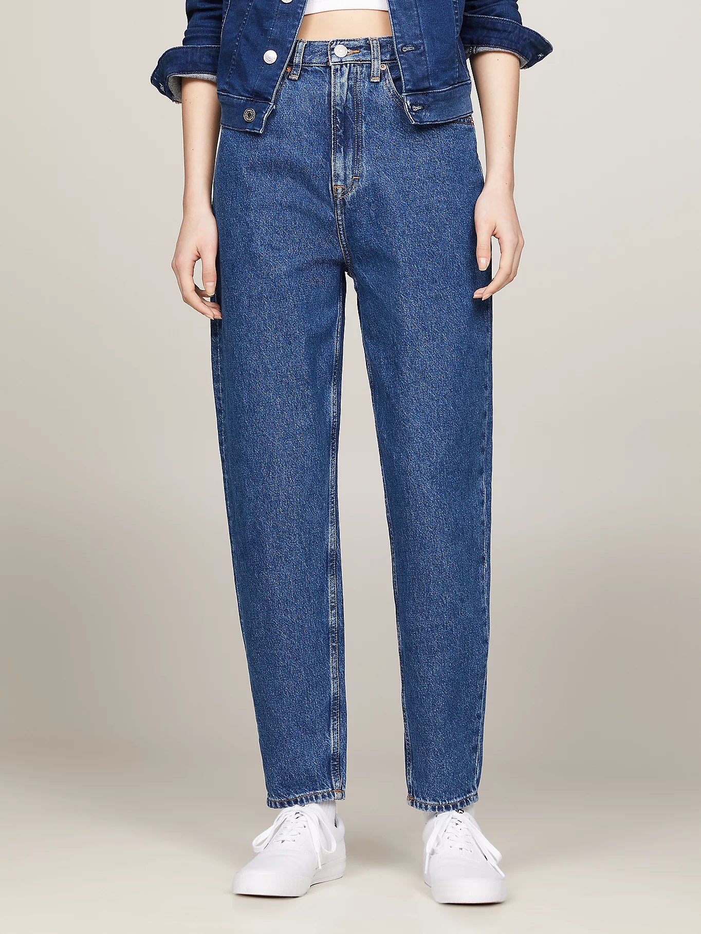 Tommy Jeans mom fit — archivio moda denim — IlBotteghino