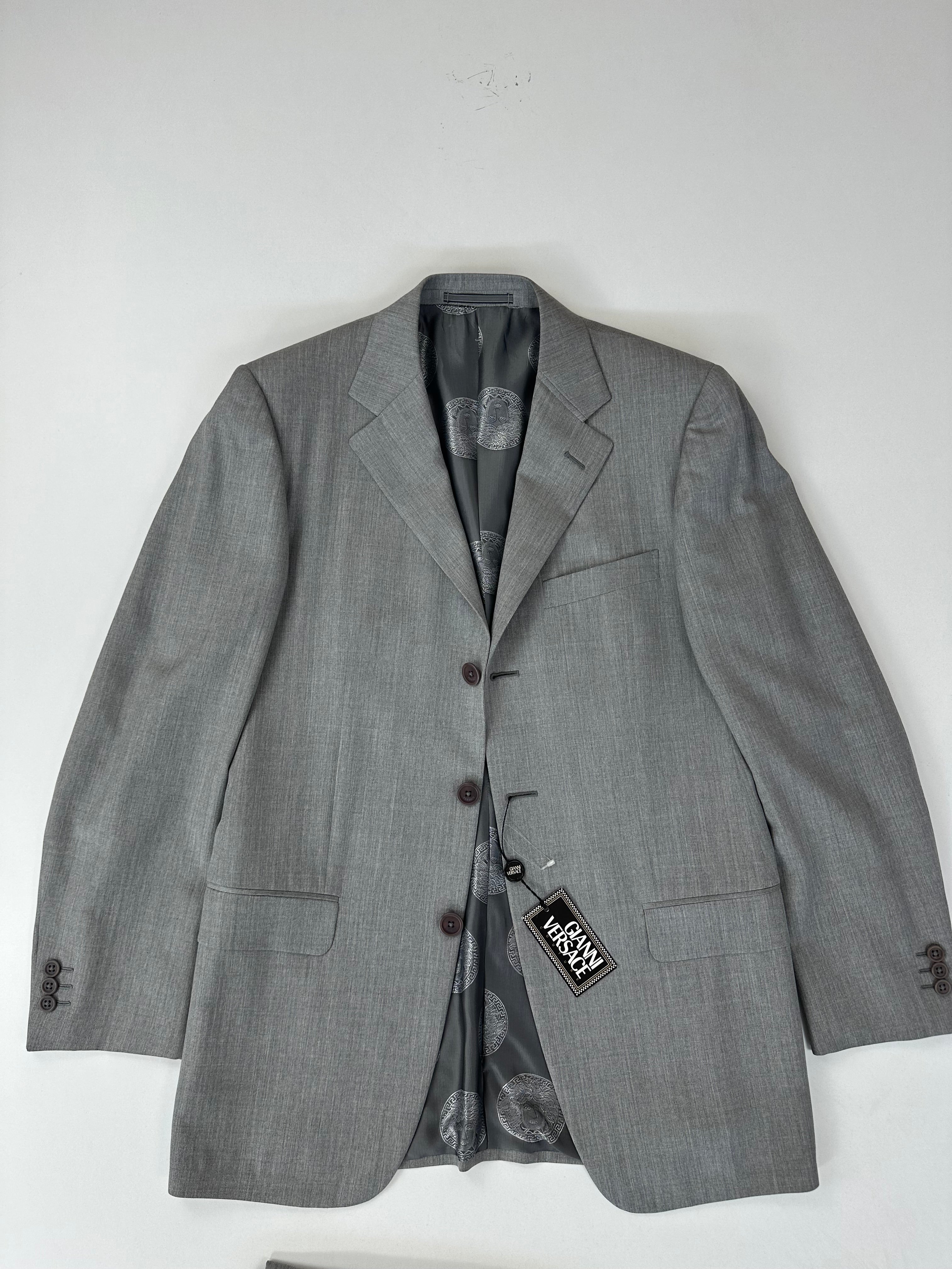 Abito Gianni Versace grigio chiaro, giacca vista frontale