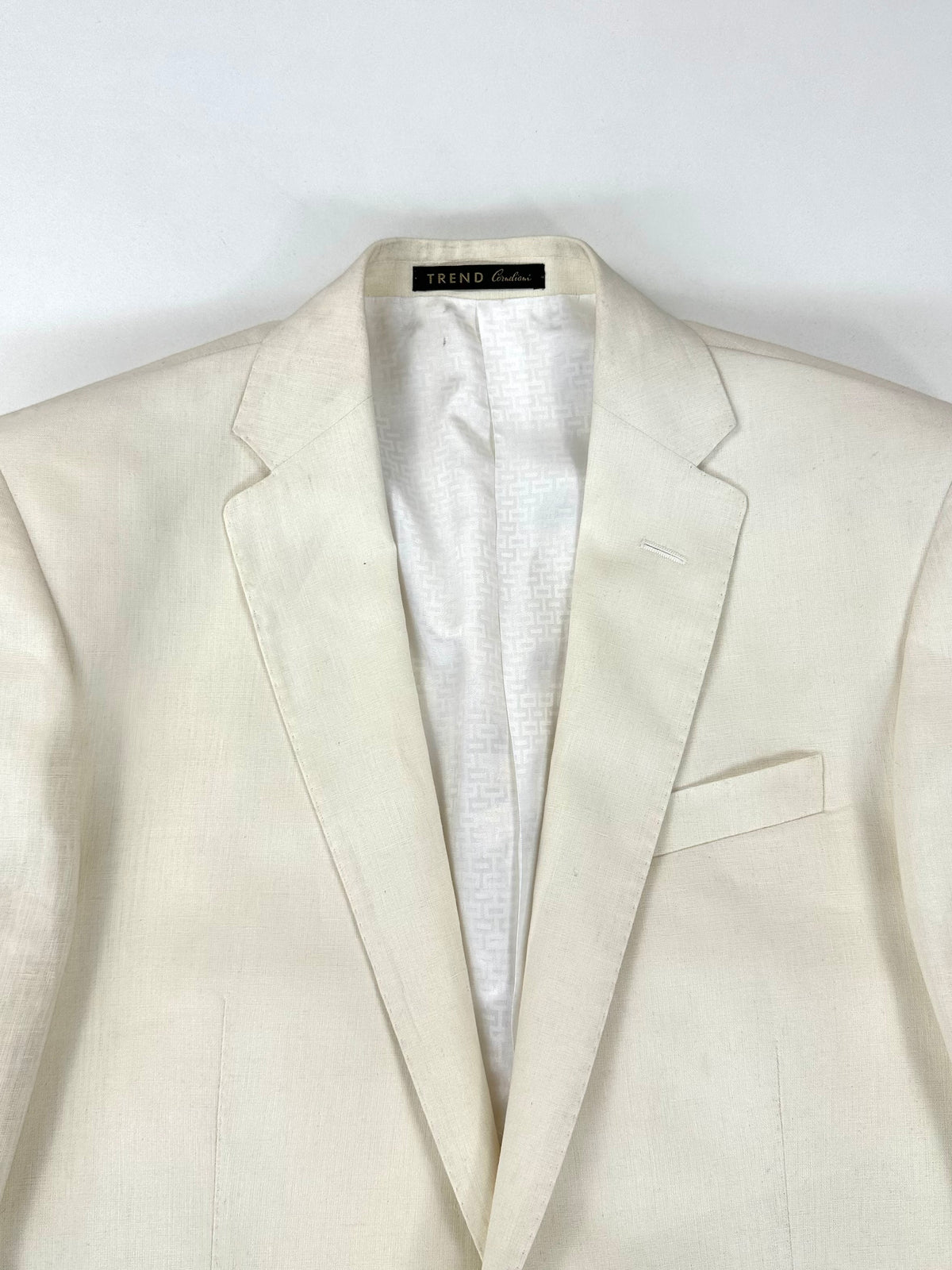 Parte alta della giacca Corneliani Trend: collo, revers e etichetta interna sul colletto