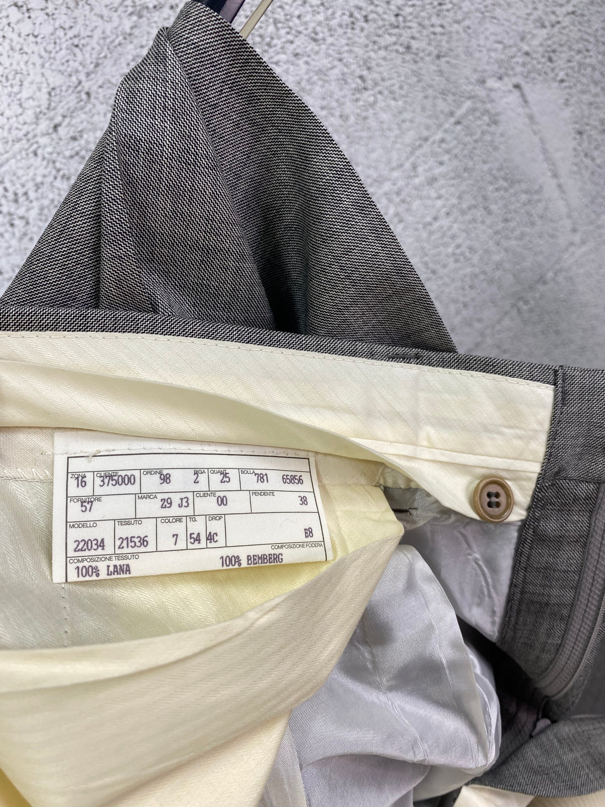 Scheda di commessa sulla fodera avorio del pantalone Garrett's: 100% lana, fodera Bemberg