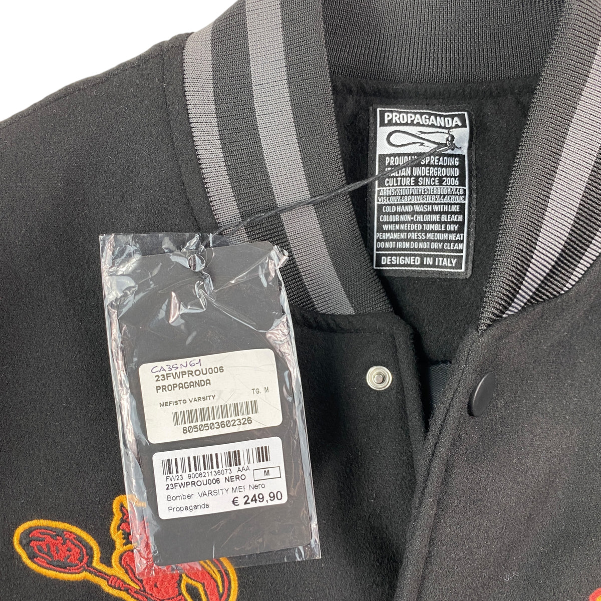 Collo del bomber Propaganda con etichetta interna del brand e cartellino originale ancora applicato