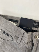 Pantalone Hugo Boss Maine grigio, dettaglio patch posteriore con logo