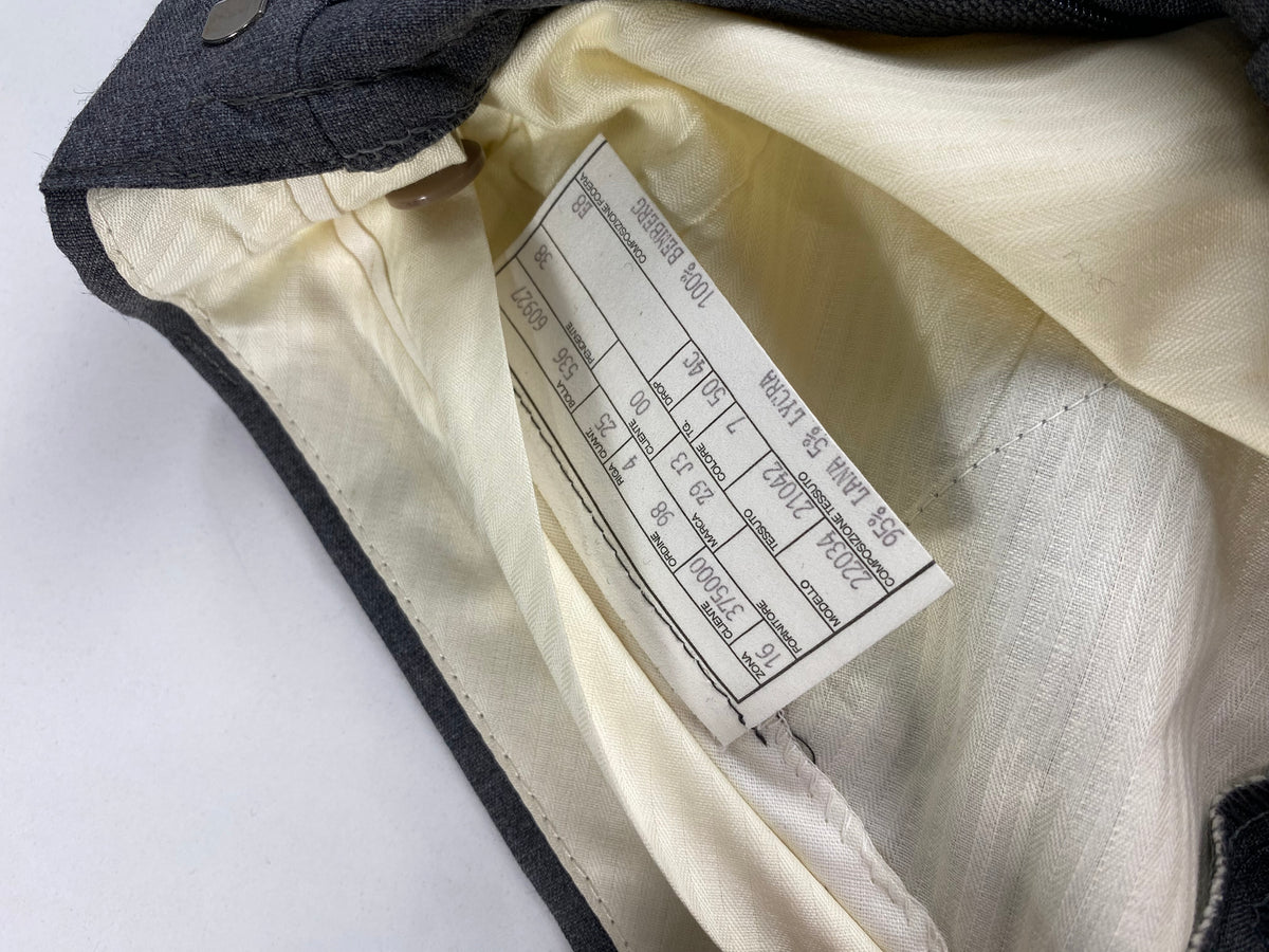 Scheda di commessa sulla fodera avorio del pantalone Garrett's