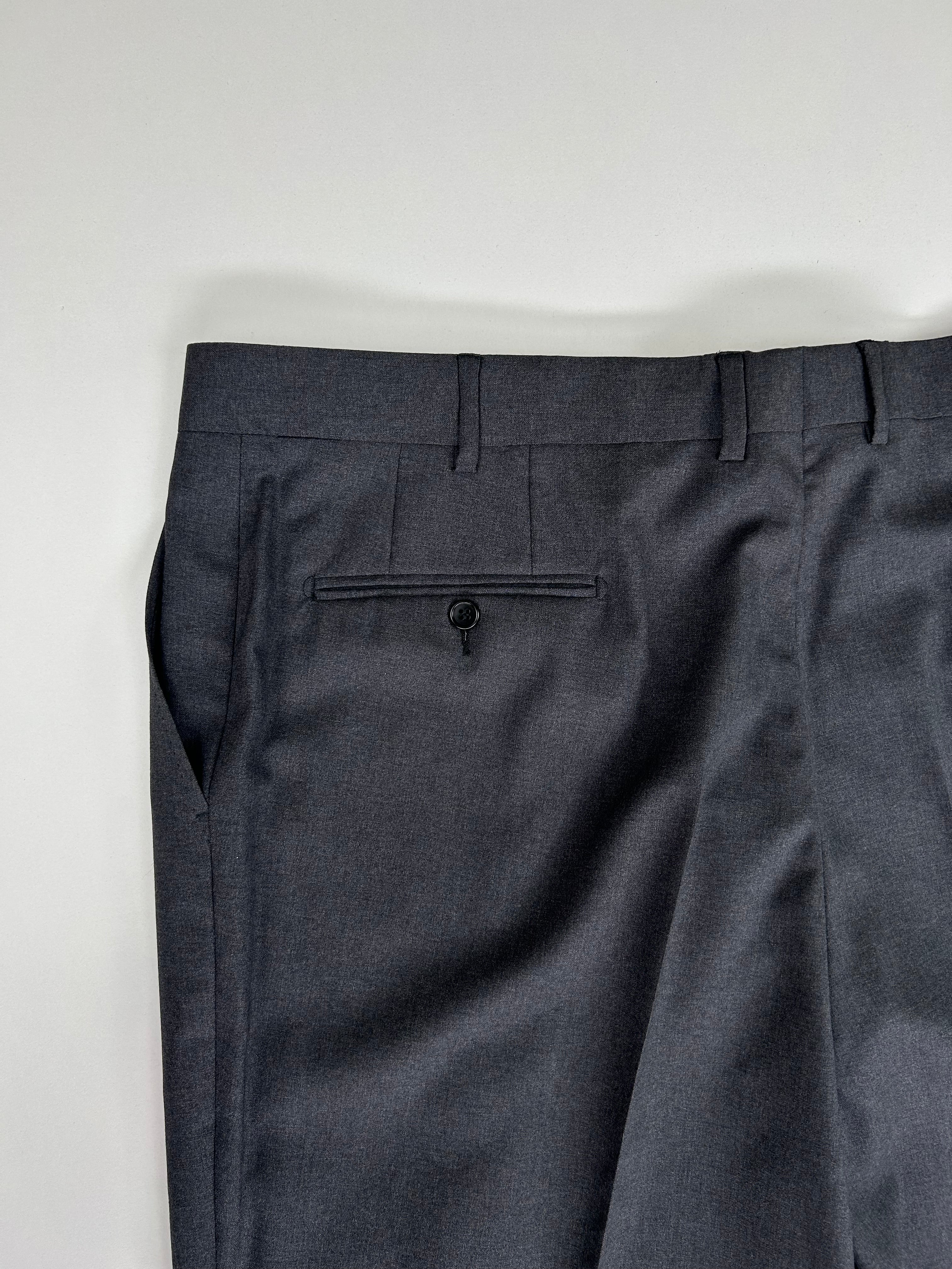 Dettaglio tasca posteriore con bottone, pantalone Berry