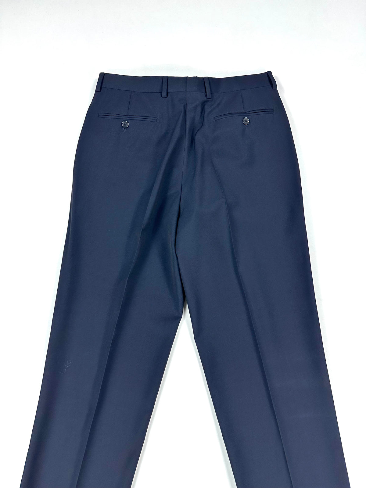 Retro del pantalone: vita e due tasche posteriori a filetto con bottone
