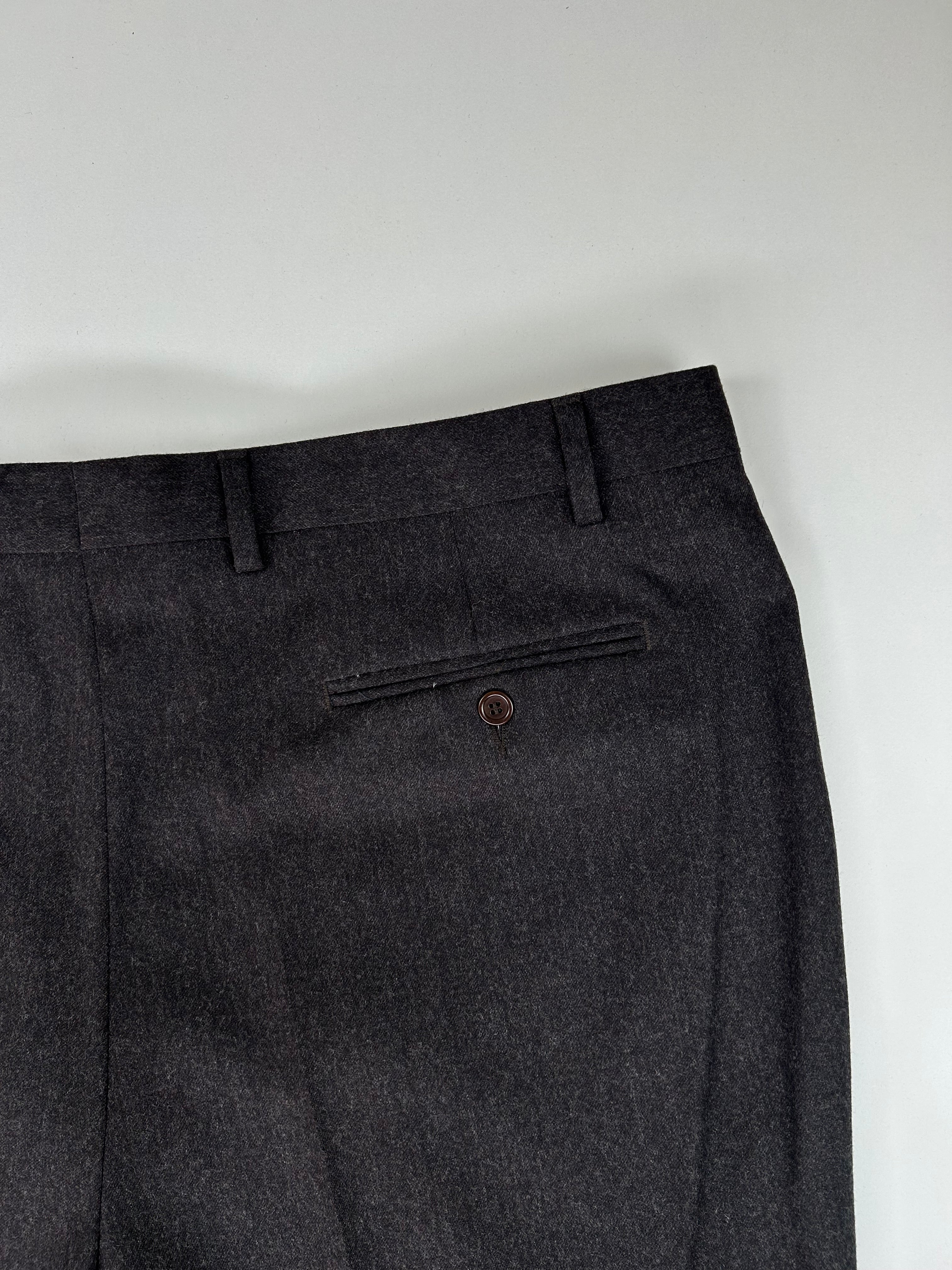 Dettaglio tasca posteriore con bottone, pantalone Deimos