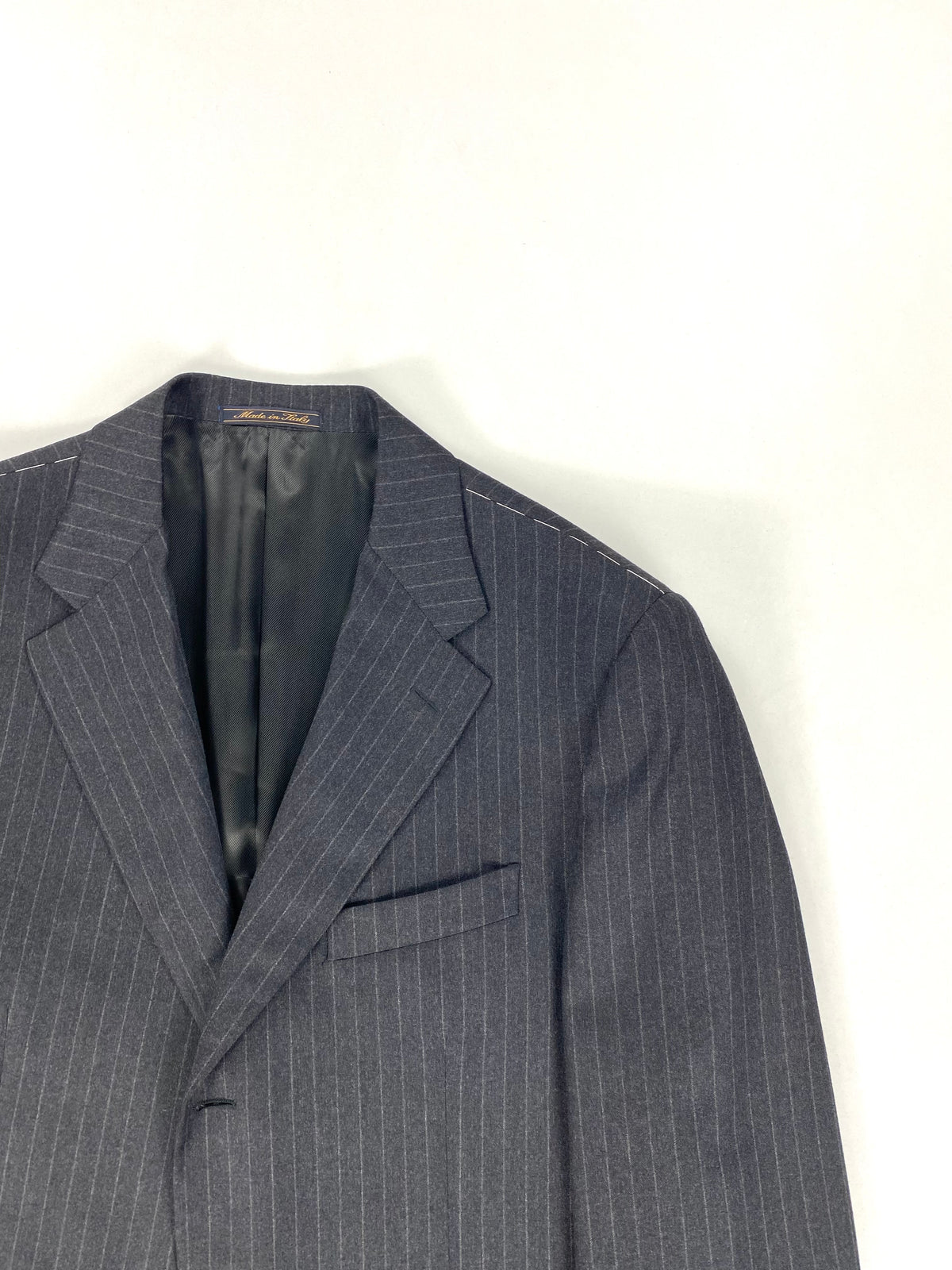 Revers a dente e spalla della giacca Garrett's