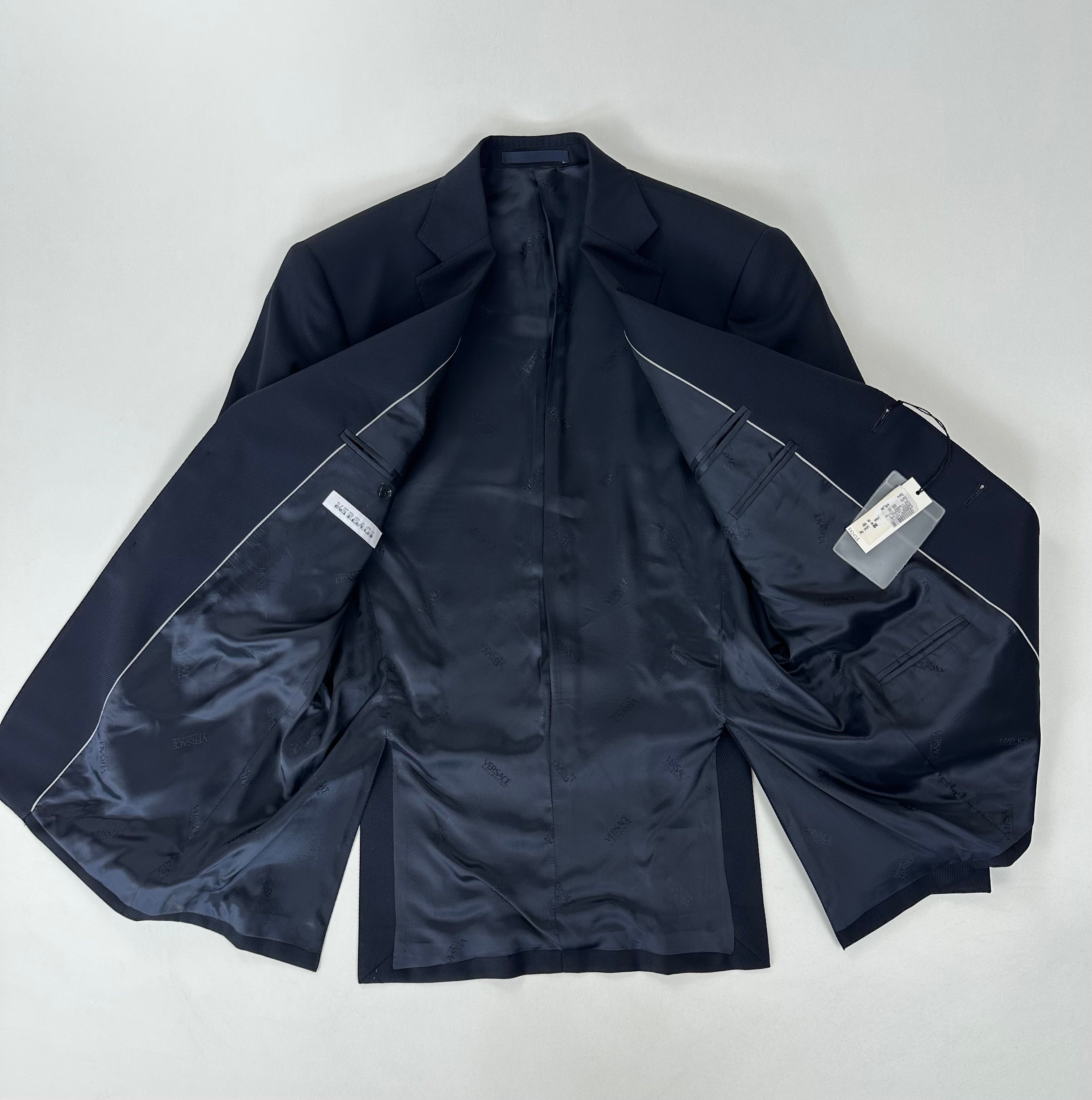 Giacca Versace Collection blu gessata obliqua, dettaglio texture gessatura obliqua