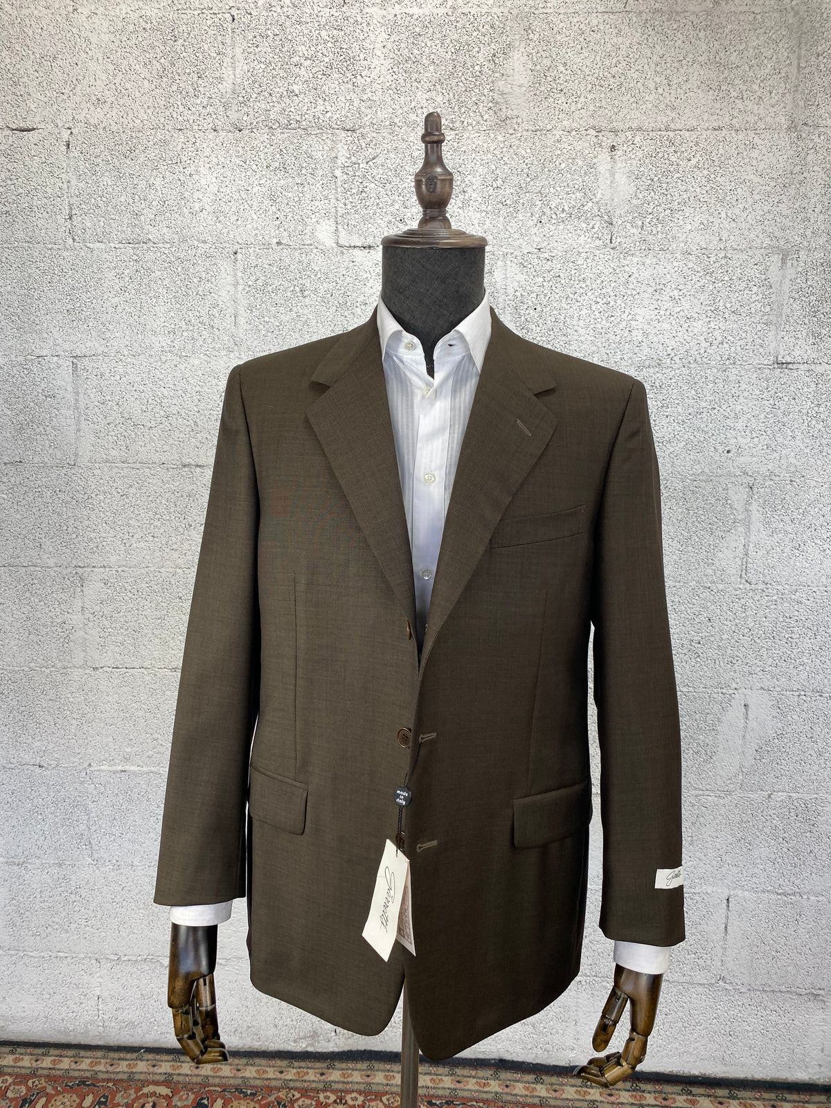 Giacca Garrett's marrone tre bottoni, vista frontale su manichino