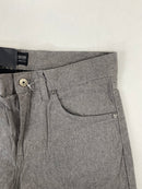 Pantalone Hugo Boss Maine grigio, dettaglio rivetti metallici