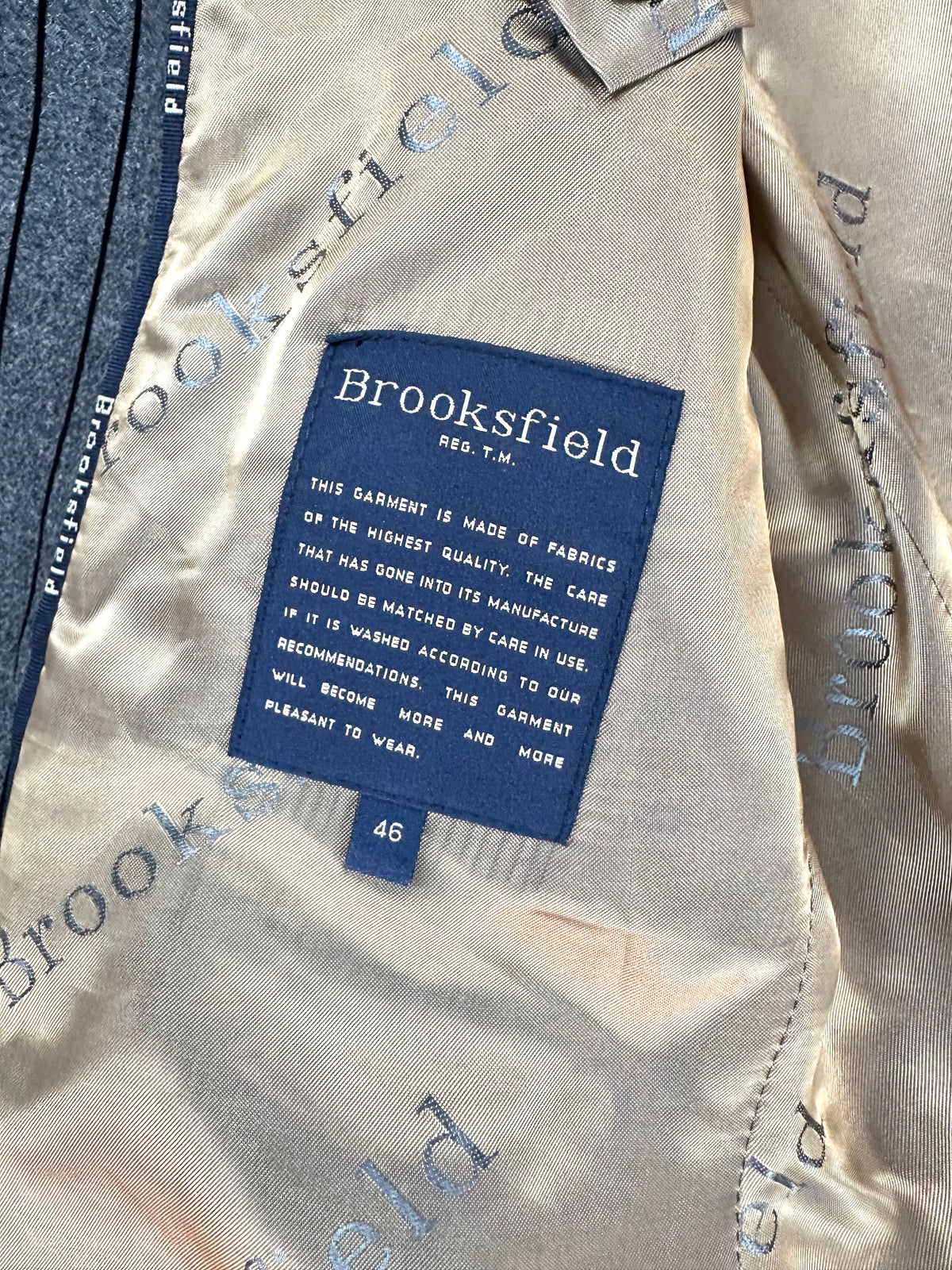 Etichetta Brooksfield cucita sulla fodera oro della giacca