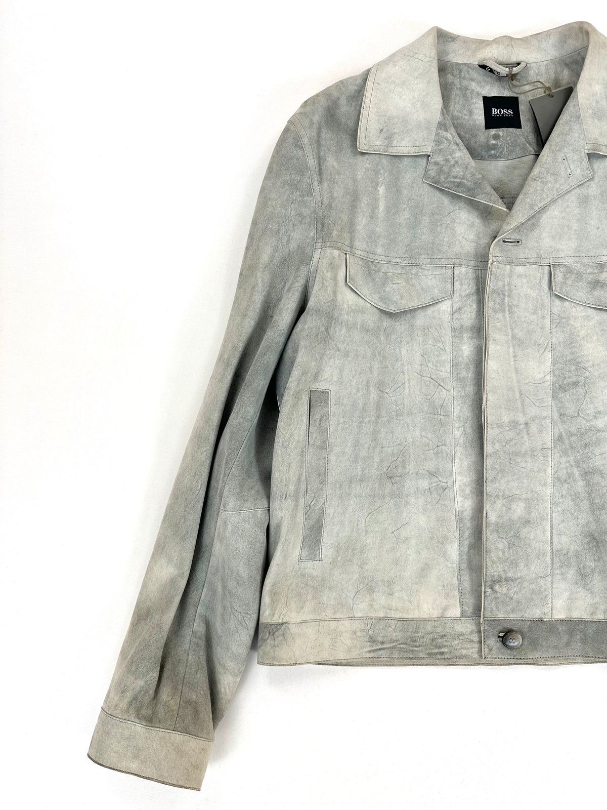 Giacca trucker Hugo Boss con manica distesa, dettaglio della spalla in camoscio di capra