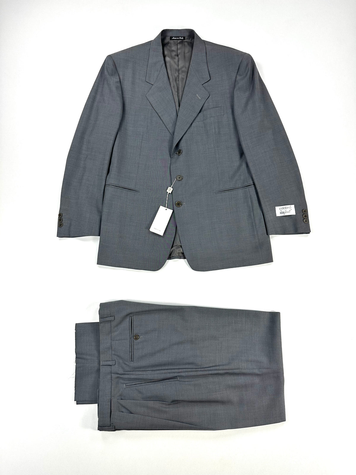 Completo grigio Calabró by Forall disteso a piatto: giacca in alto e pantalone piegato in basso