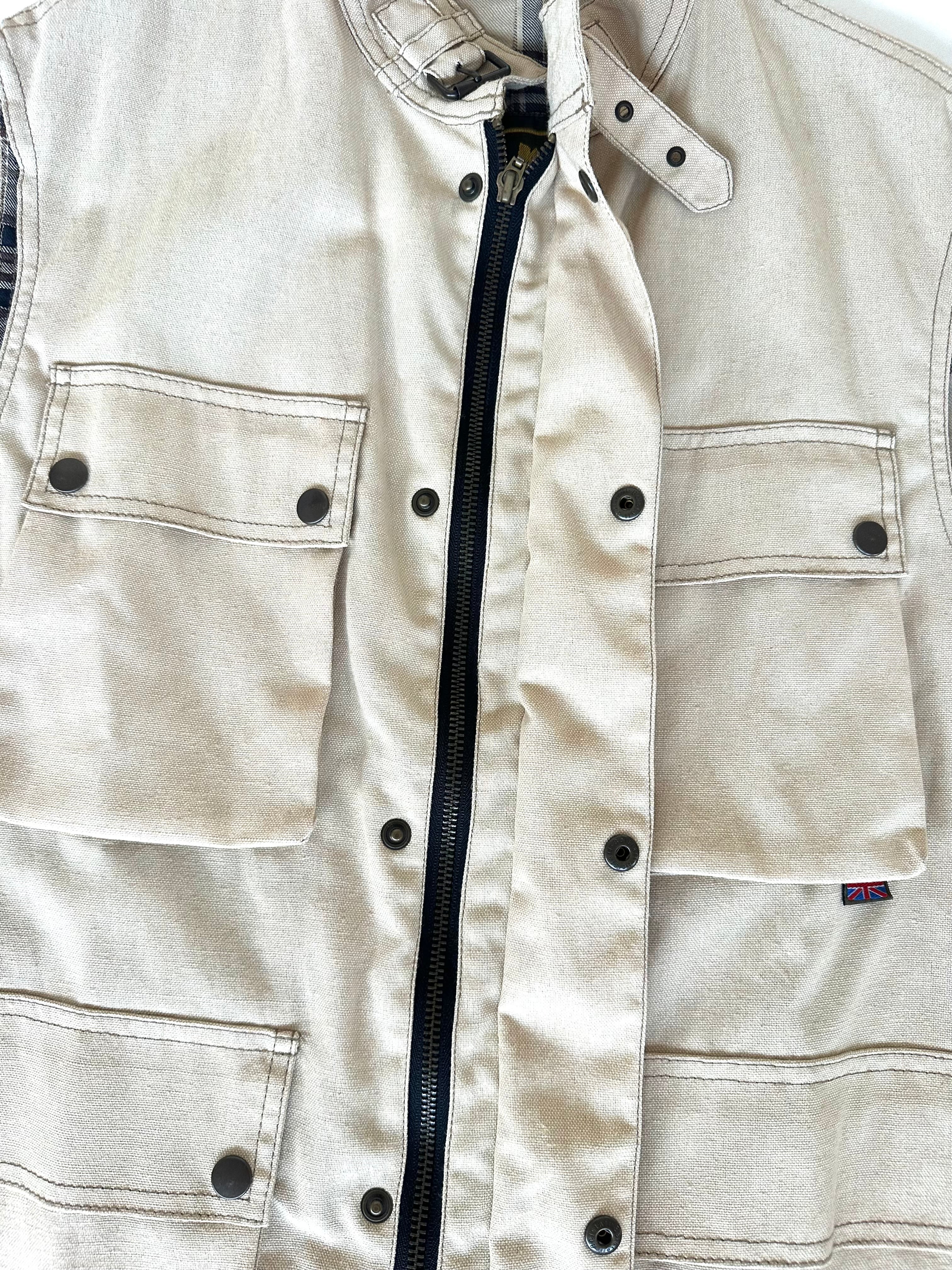 Dettaglio girocollo, gilet smanicato Belstaff