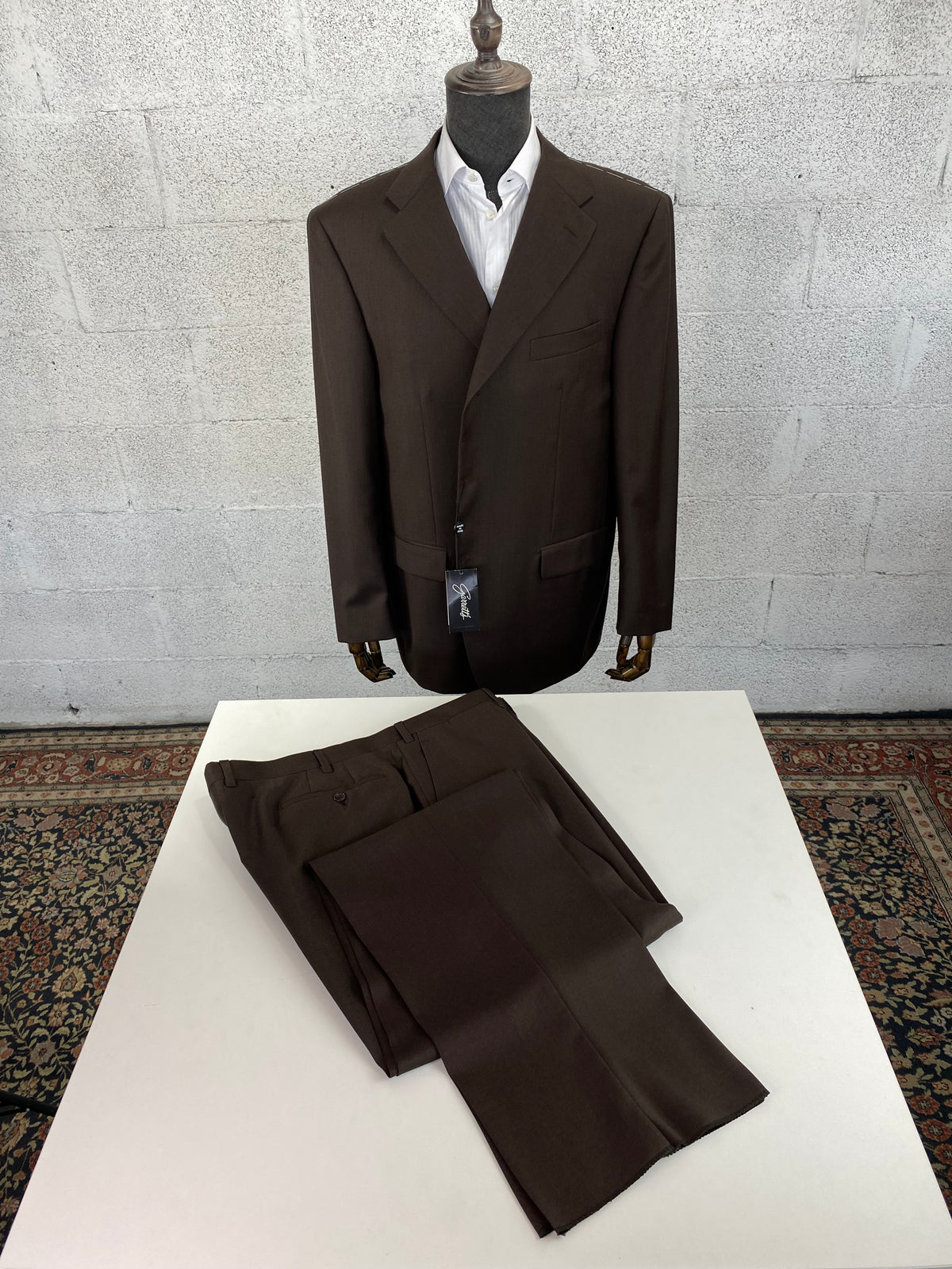 Giacca Garrett's marrone tre bottoni, vista frontale su manichino
