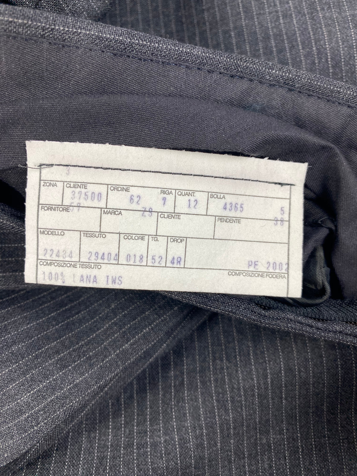 Scheda di commessa del pantalone: modello 22434, tessuto 29404, colore 018, taglia 52 drop 4R, PE 2002