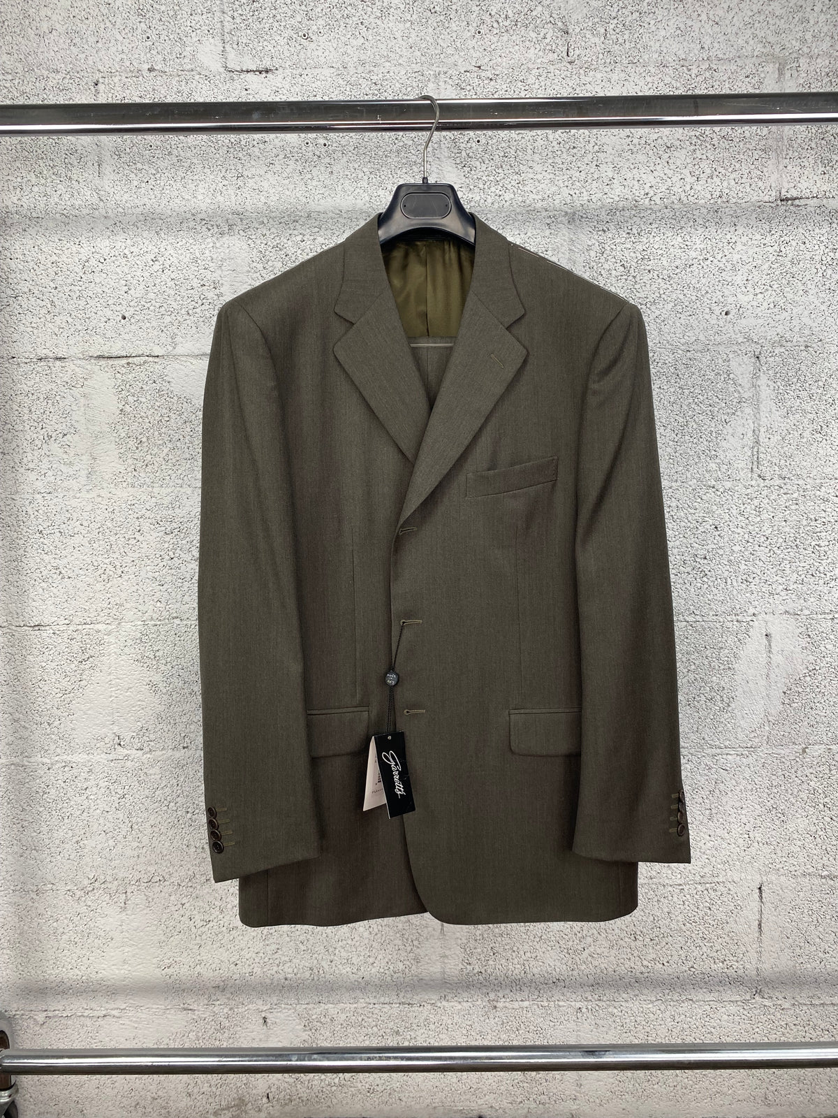 Completo Garrett's verde cachi tre bottoni su gruccia, vista frontale con cartellino, IT 54