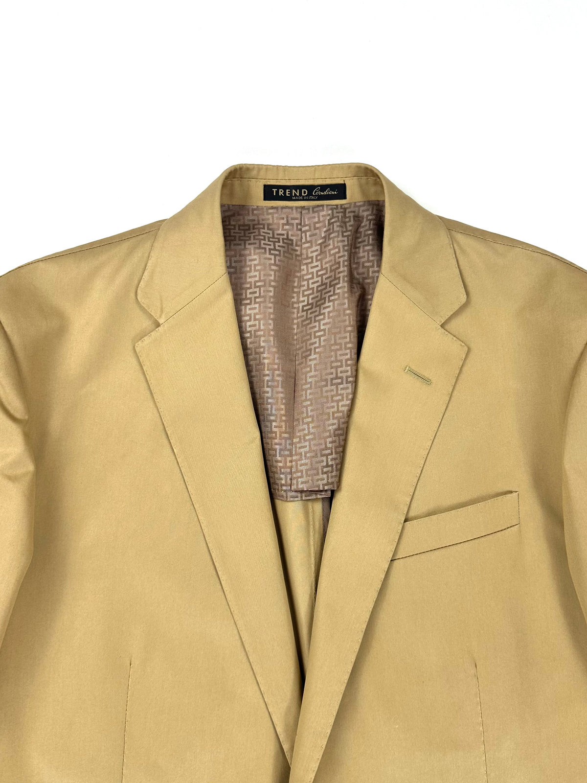 Parte alta della giacca Corneliani Trend: revers a dente, collo ed etichetta del marchio sul colletto