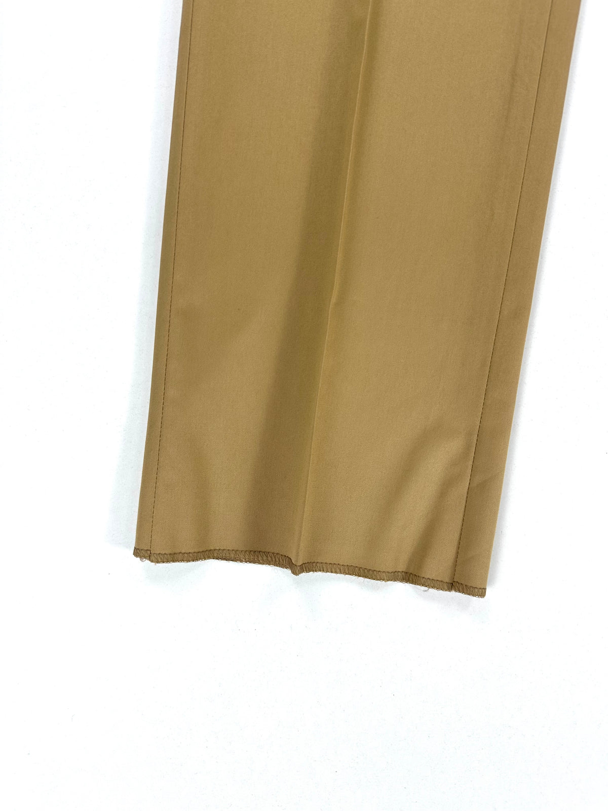 Fondo gamba del pantalone in cotone ripiegato in primo piano