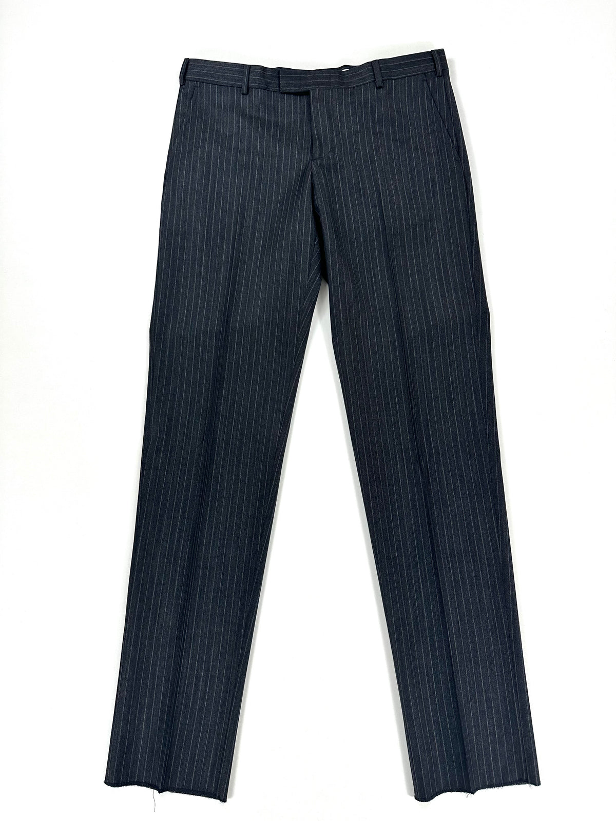 Pantalone del completo Z Zegna grigio scuro visto di fronte, intero, con piega stirata