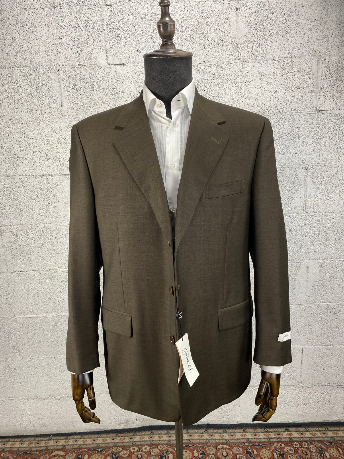 Giacca Garrett's su manichino con camicia bianca, vista frontale