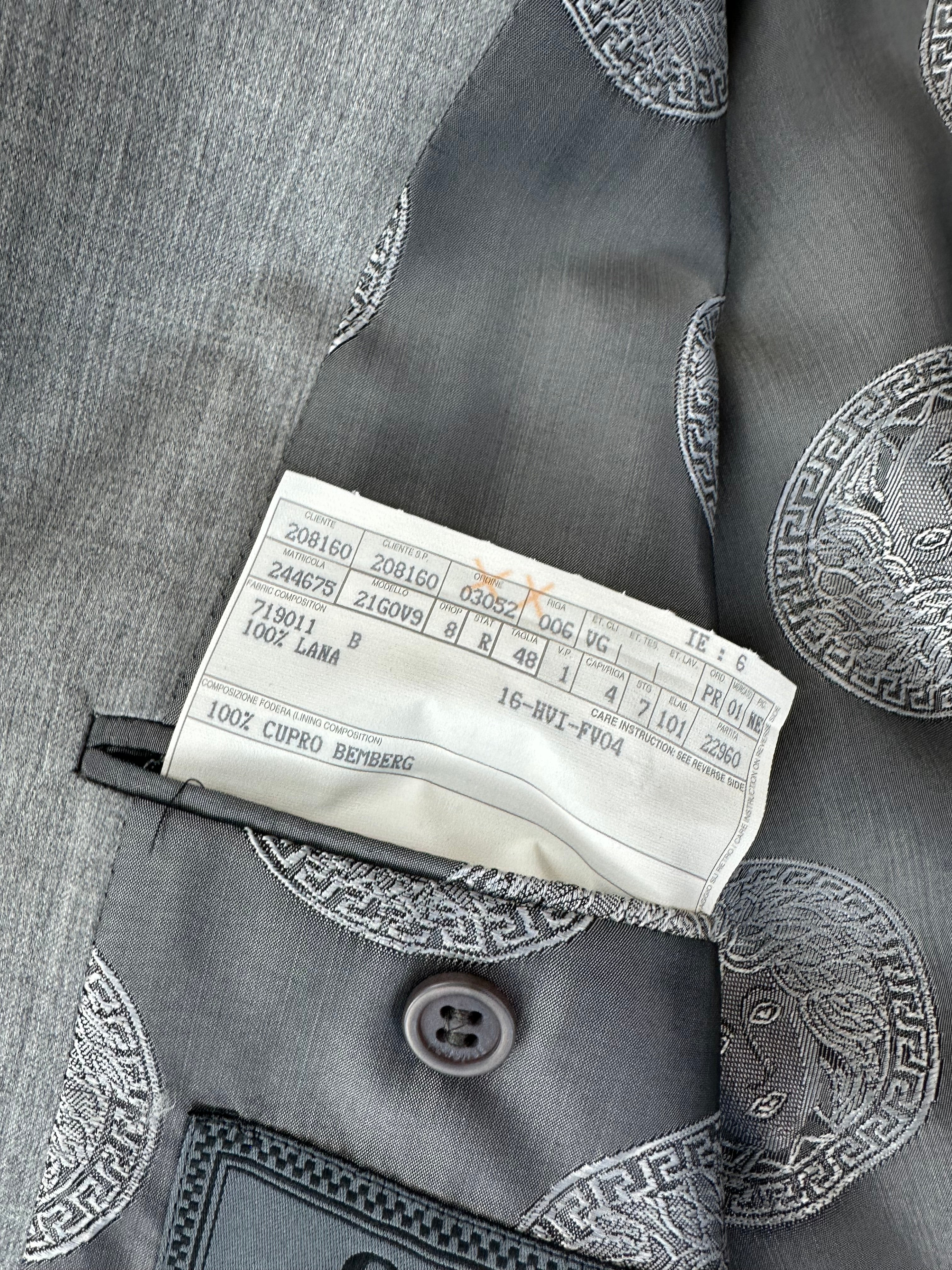 Abito Gianni Versace grigio chiaro, pantalone coordinato vista frontale