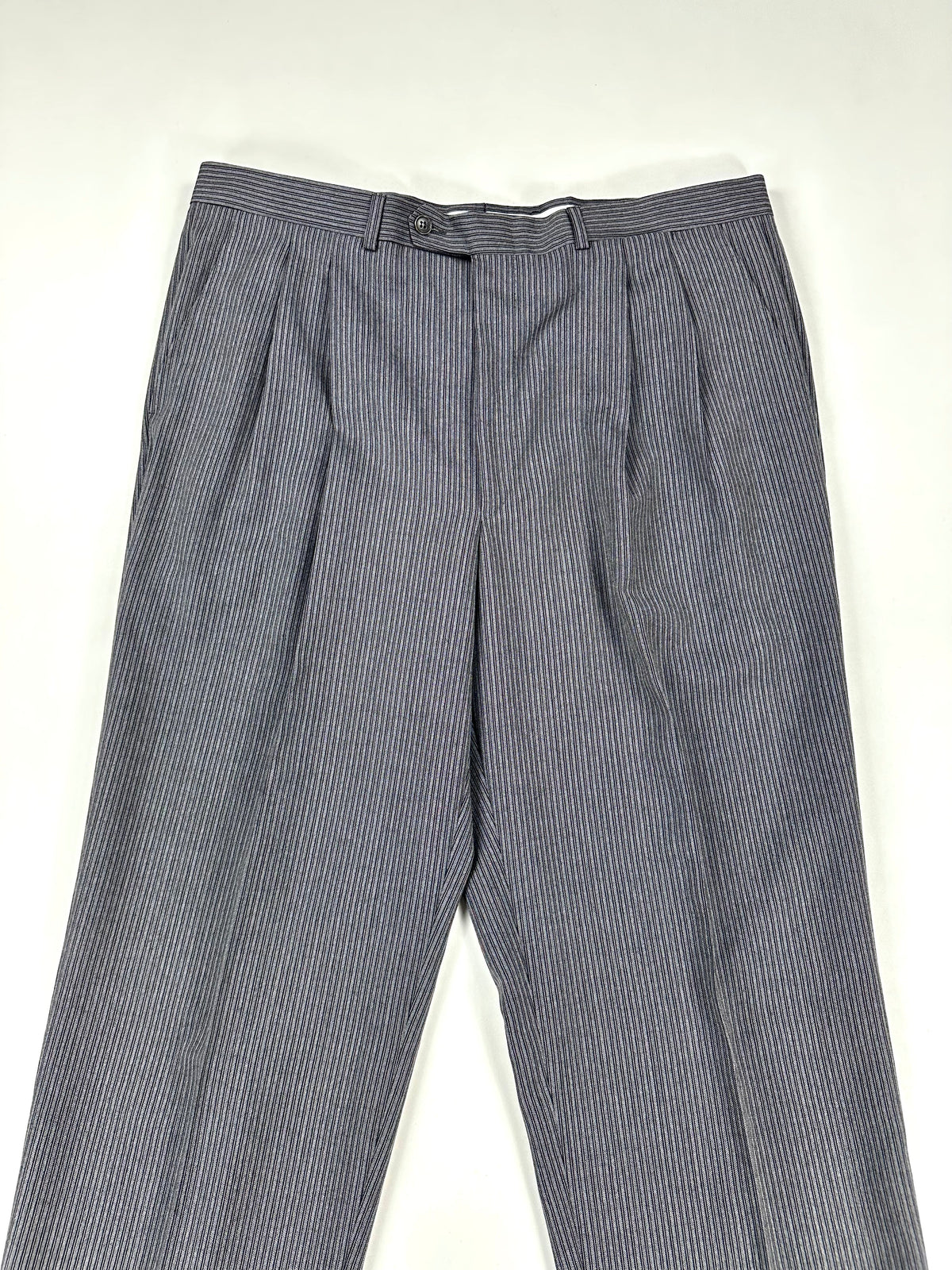 Parte alta del pantalone a righe: vita con pince e passanti