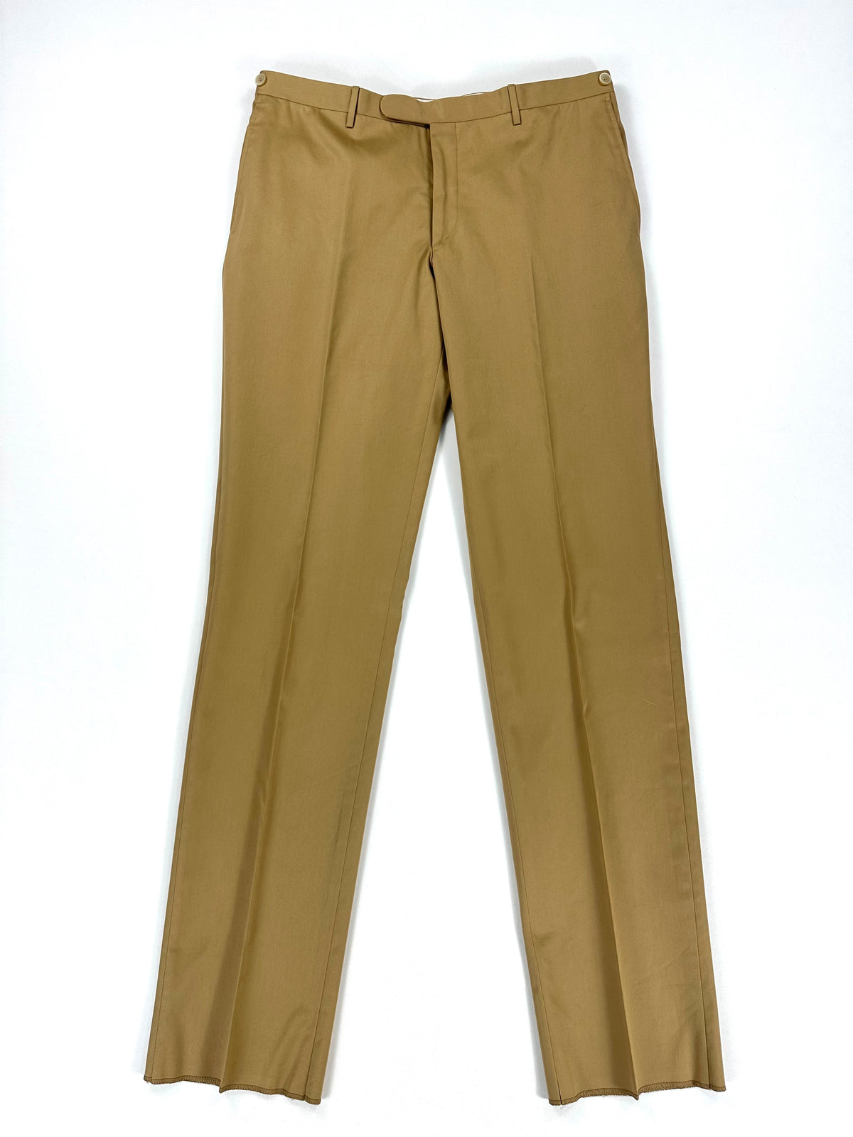Pantalone del completo visto di fronte, intero, con piega stirata