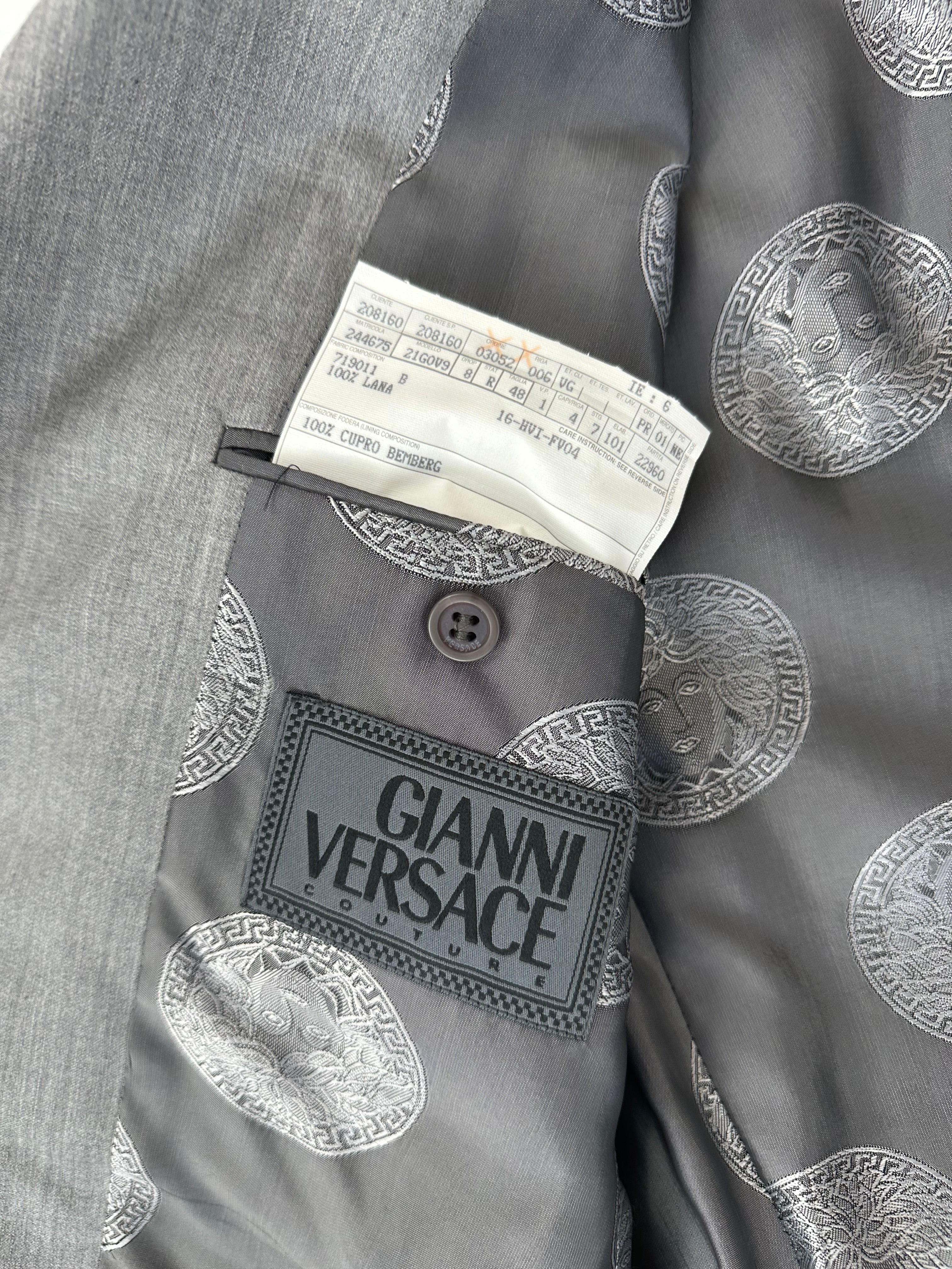 Abito Gianni Versace grigio chiaro, dettaglio tasche anteriori con pattina