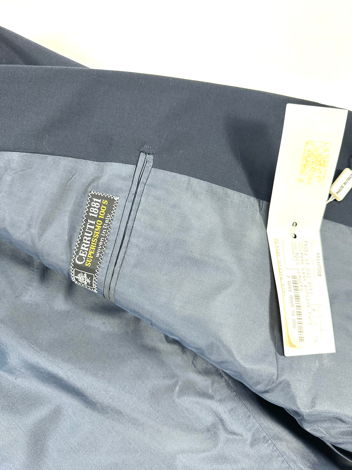 Interno della giacca: etichetta Cerruti 1881 Superissimo 100's woven in Italy accanto alla tasca interna