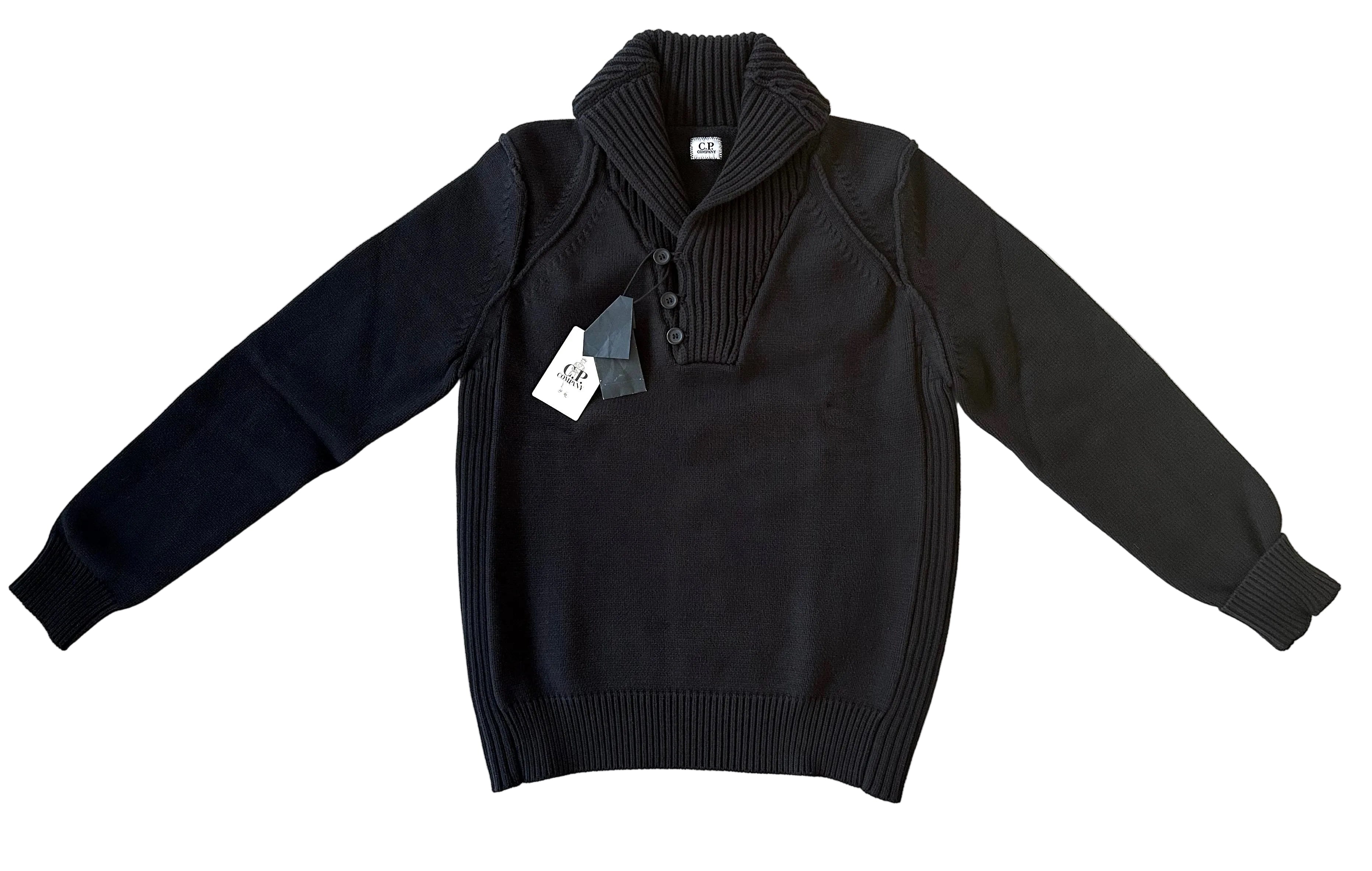 Maglione C.P. Company collo a scialle blu navy, vista frontale con cartellino