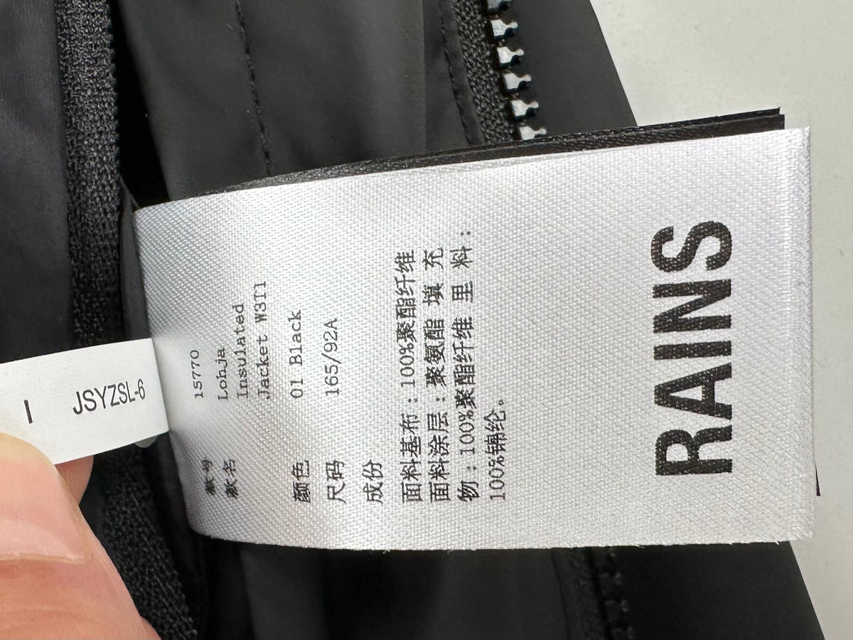 Etichetta composizione Rains: esterno 100% poliestere con rivestimento poliuretano, imbottitura 100% poliestere, fodera 100% nylon