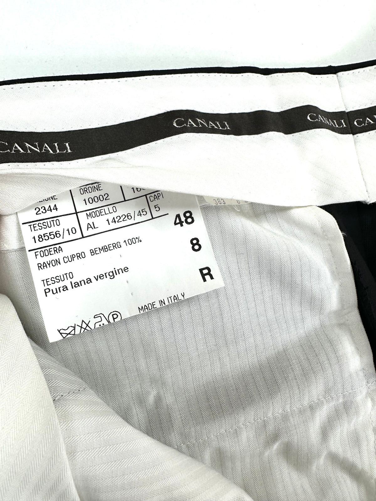 Interno della cintura del pantalone con etichette Canali, taglia 48 drop 8 statura R e composizione