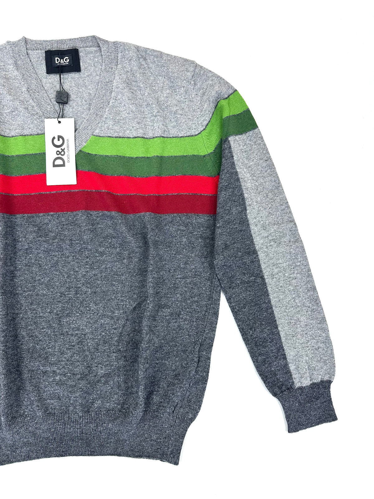 Fronte del maglione D&G: corpo grigio scuro, spalle e maniche grigio chiaro, bande verde e rossa