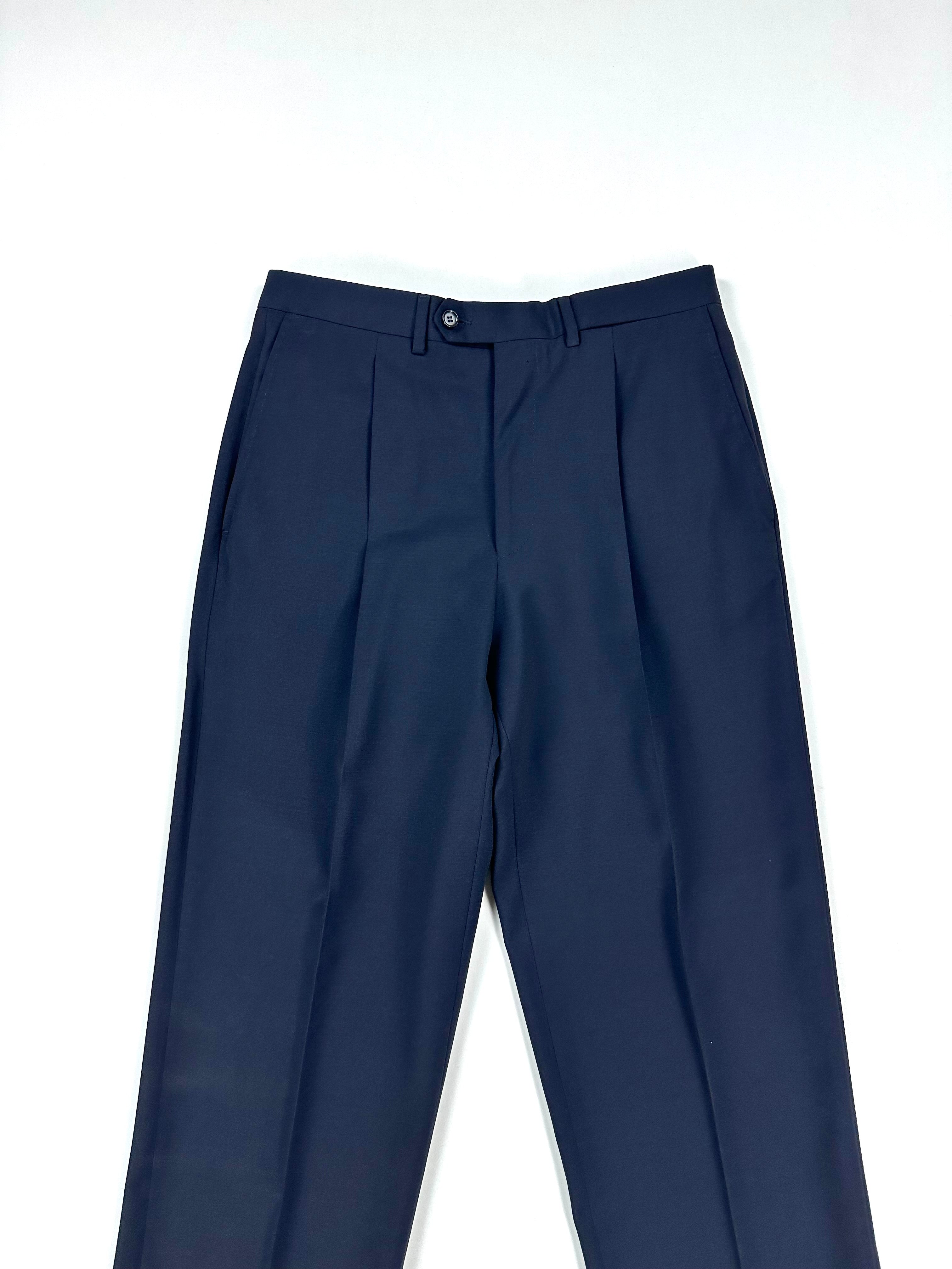 Parte alta del pantalone: vita con pince e passanti, vista frontale