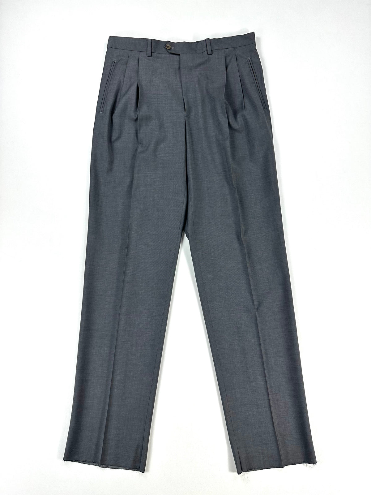 Pantalone grigio disteso di fronte, gambe affiancate